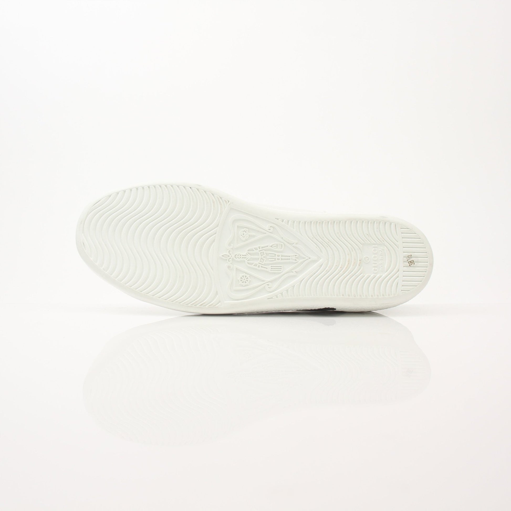Gold & Beyond Gucci women’s Ace kitten logo sneakers, stylish shoes featuring iconic branding and comfortable design.