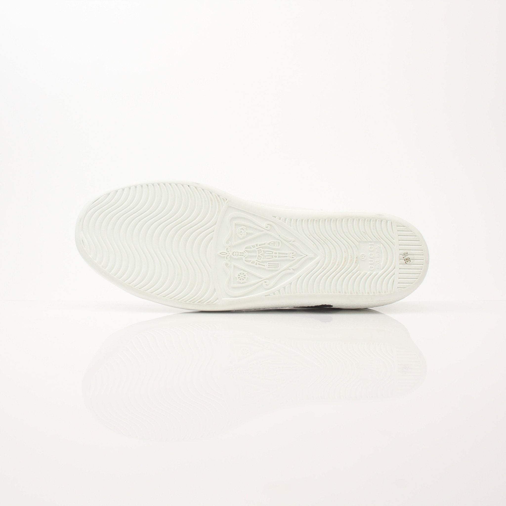 Gold & Beyond Gucci women’s Ace kitten logo sneakers, stylish shoes featuring iconic branding and comfortable design.