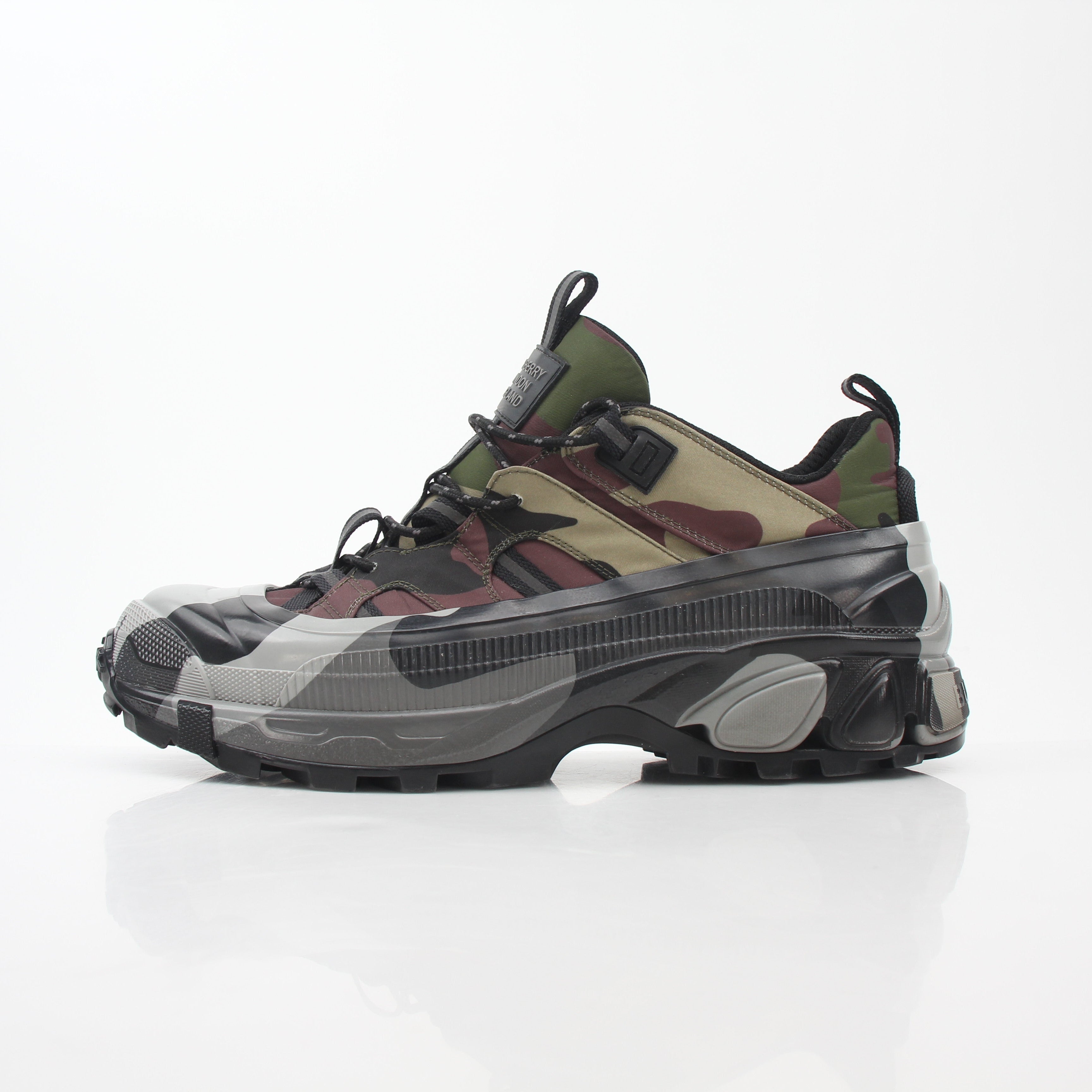 Gold & Beyond camouflage Arthur low-top sneakers featuring Burberry-inspired design with a stylish, casual shoes profile.