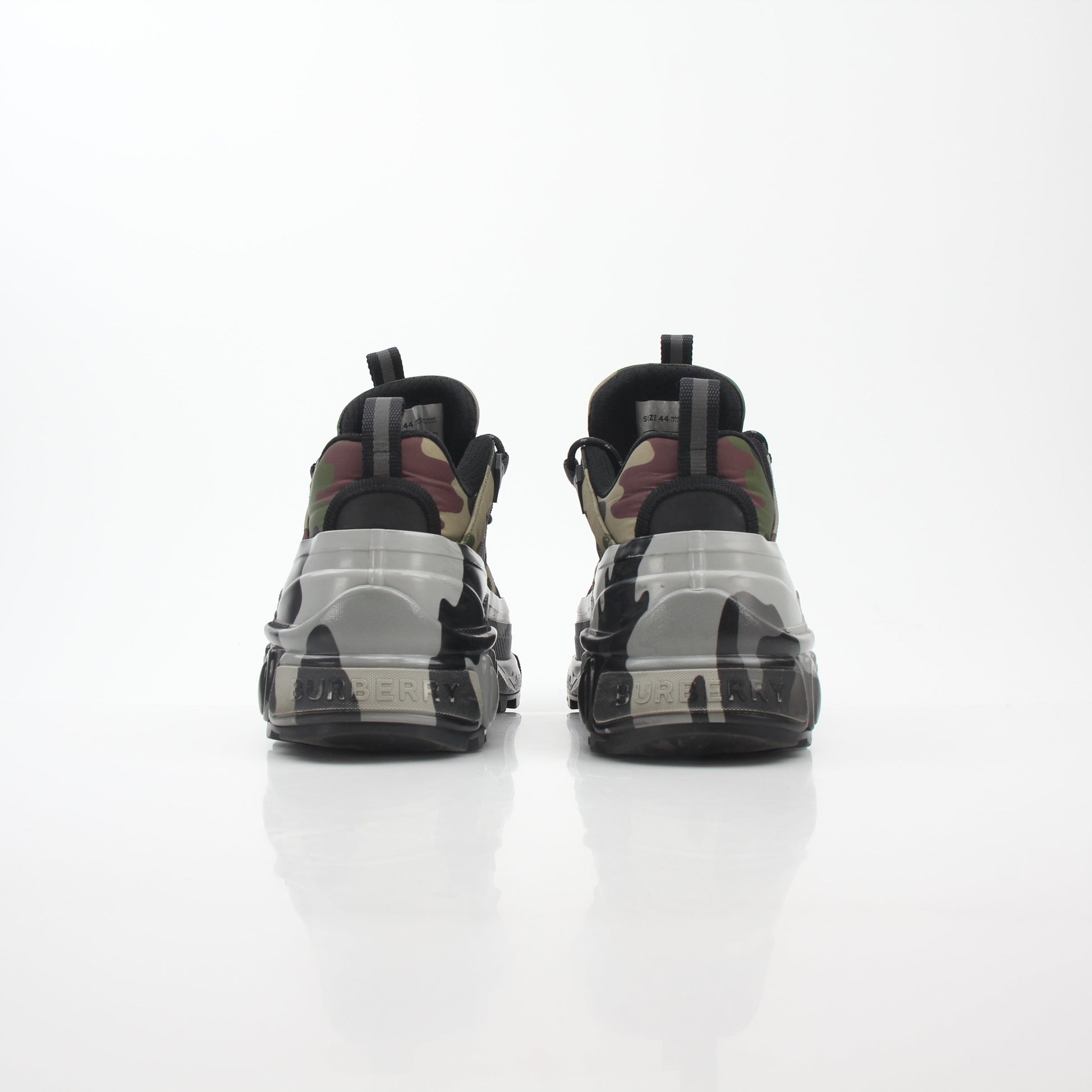 Gold & Beyond camouflage Burberry Arthur low-top sneakers with durable rubber soles and stylish design.