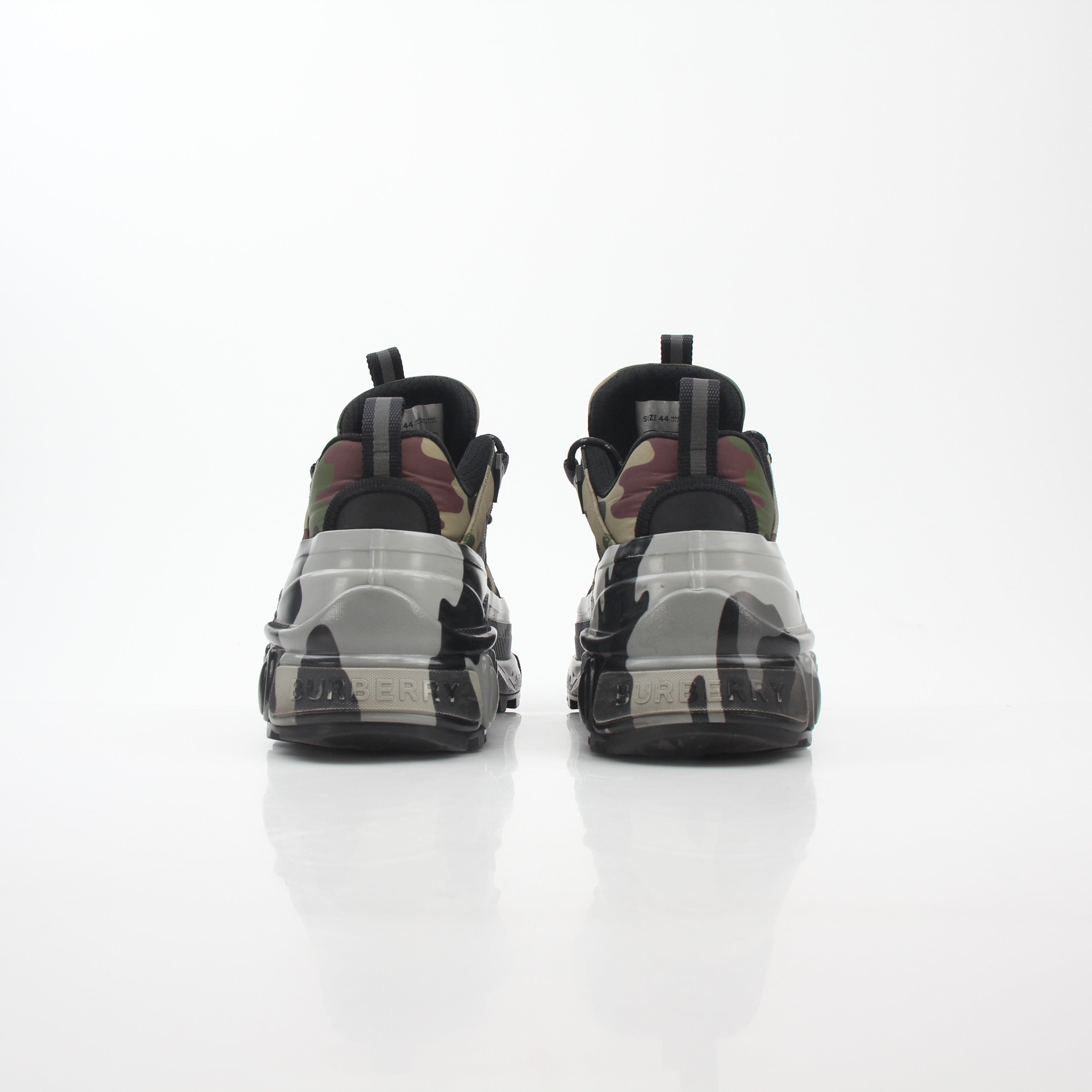 Gold & Beyond camouflage Burberry Arthur low-top sneakers with durable rubber soles and stylish design.