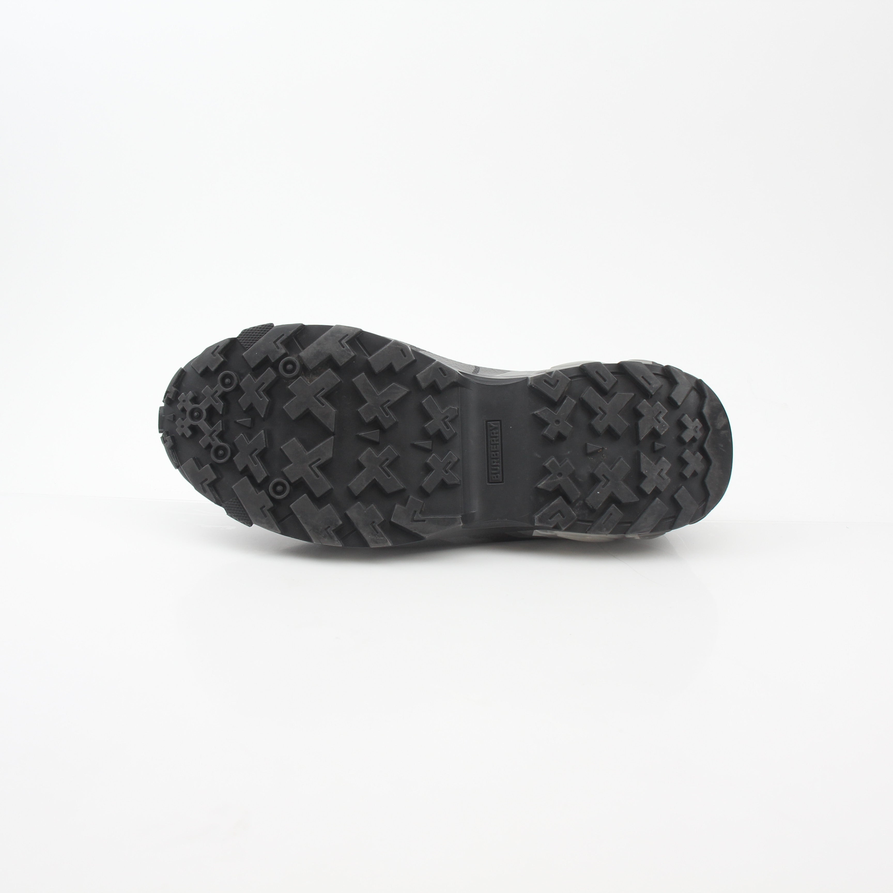 Gold & Beyond Burberry camouflage Arthur low-top sneakers, stylish shoes with a camouflage pattern and comfortable design.