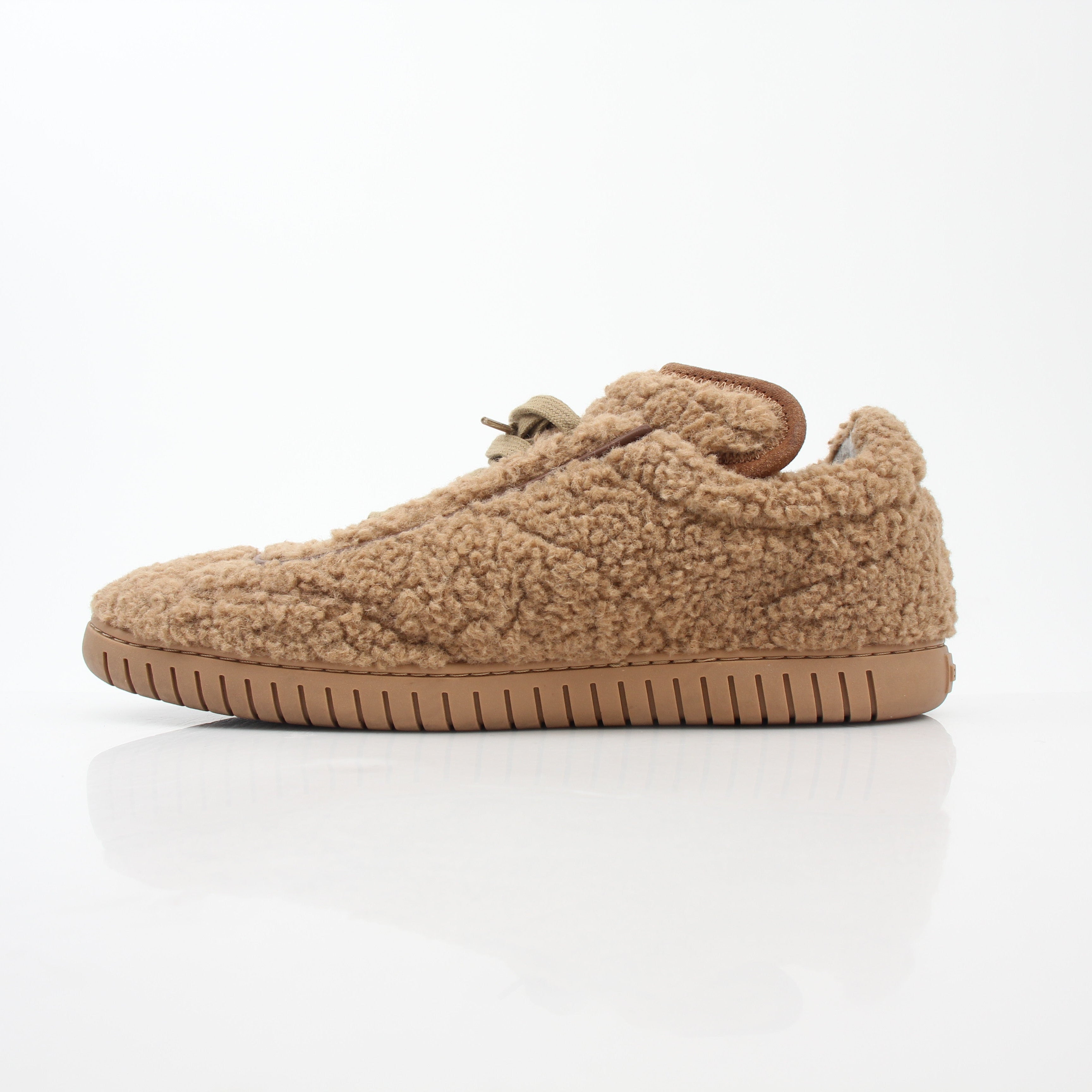 Gold & Beyond Bally beige teddy shearling low-top sneakers with soft fur lining and casual sneaker design, perfect for cozy streetwear.