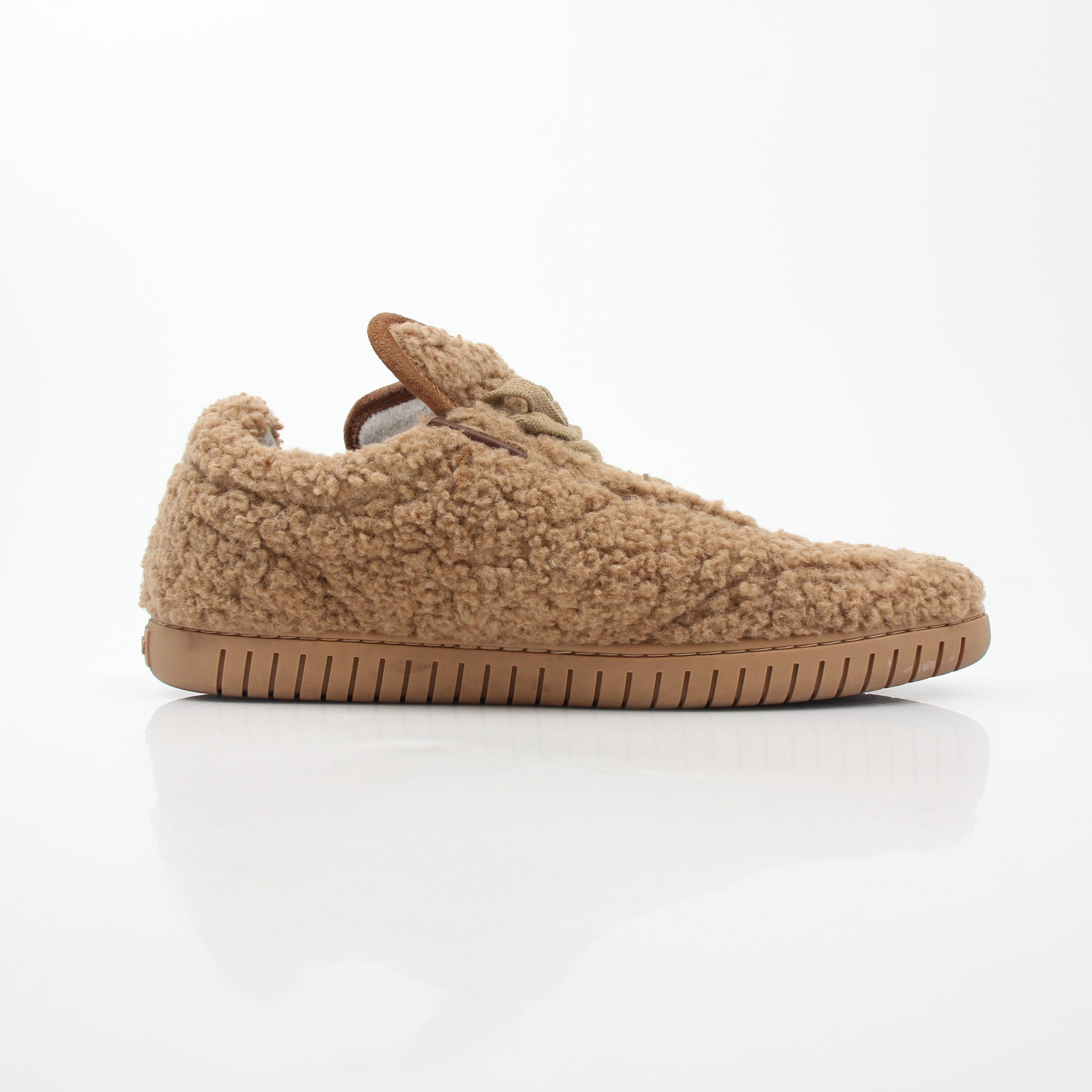 Gold & Beyond Bally beige teddy shearling low-top sneakers, casual shoes with soft shearling and beige leather accents.