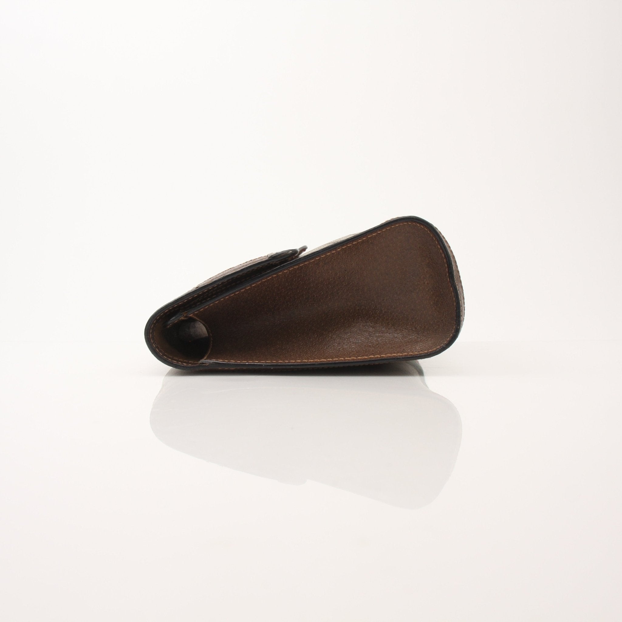 Gold & Beyond Gucci vintage clutch handbag with elegant design and classic style, featuring a sleek leather exterior.