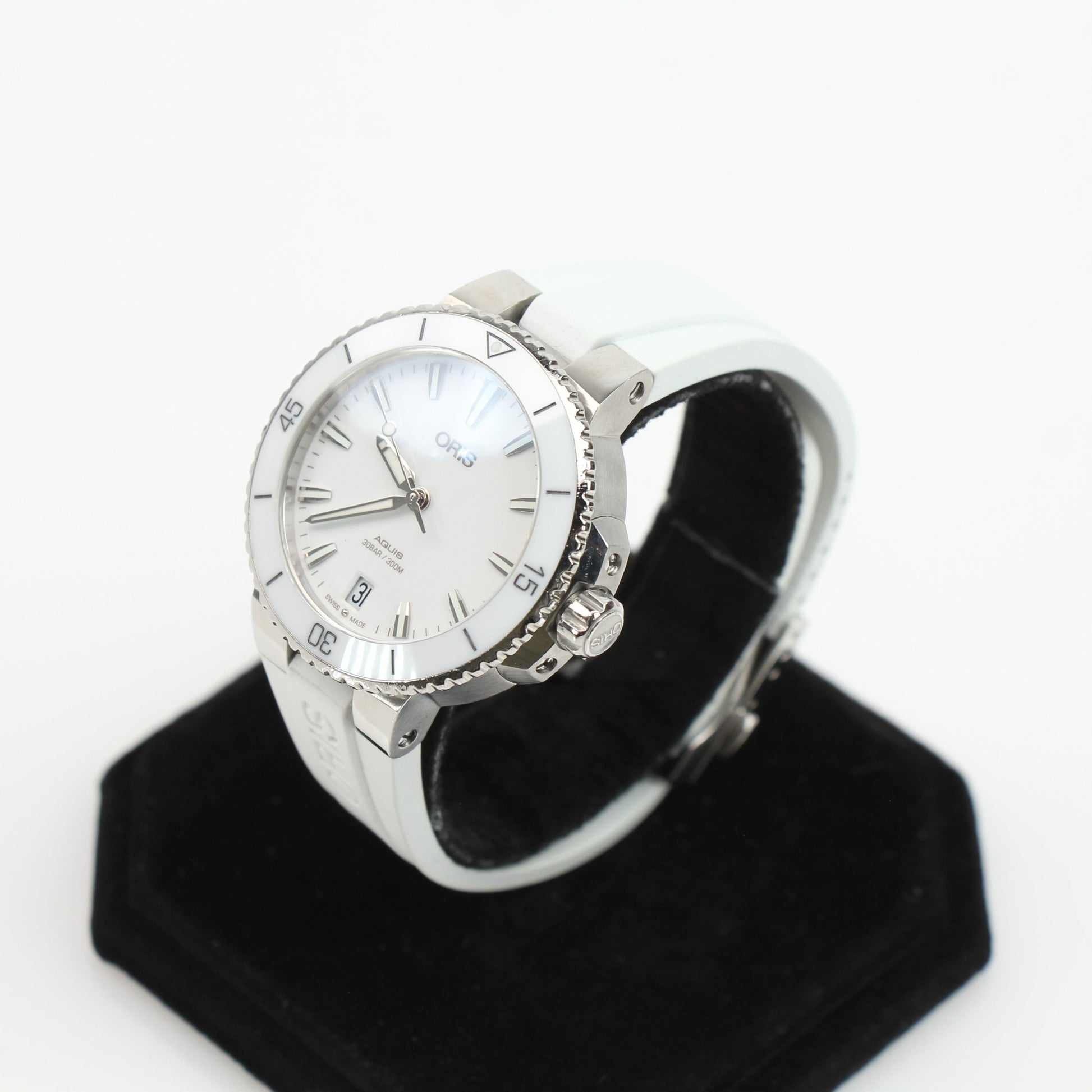 Oris Aquis Date White Diver watch with stainless steel bracelet and rotating bezel, showcasing a white dial and date window.