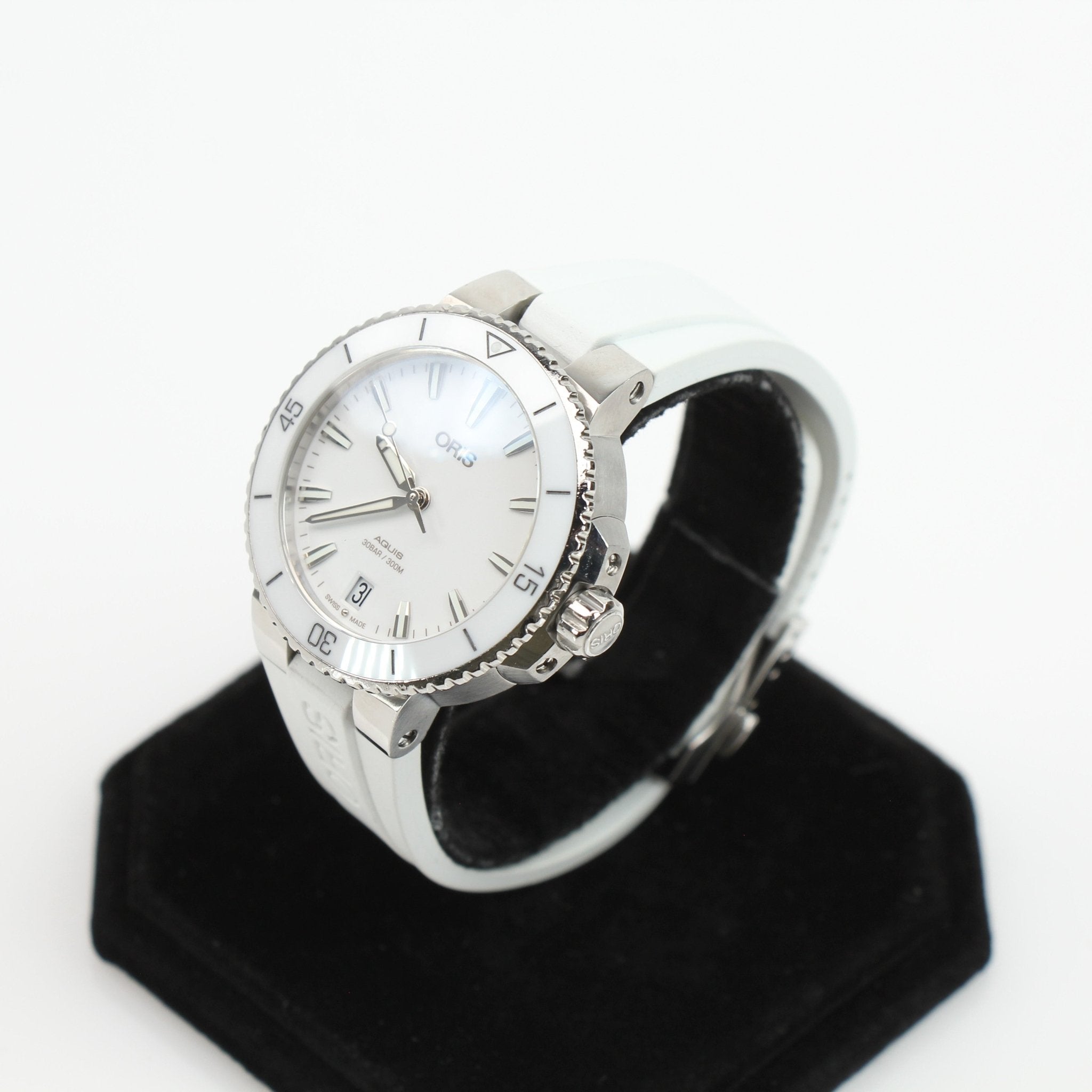 Oris Aquis Date White Diver watch with stainless steel bracelet and rotating bezel, showcasing a white dial and date window.