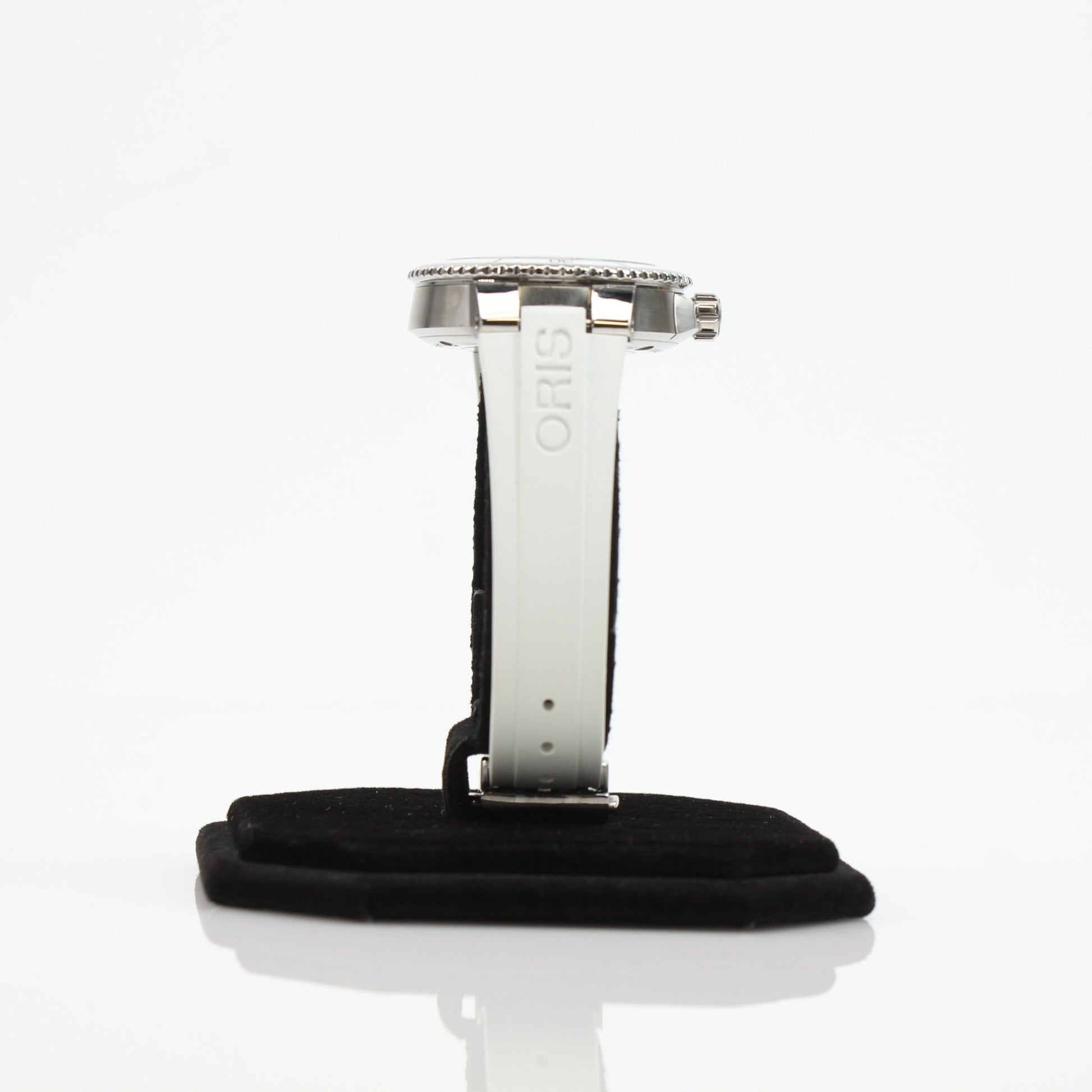 White Oris Aquis Date diver's watch with stainless steel bracelet and rotating bezel, displayed on a neutral background.