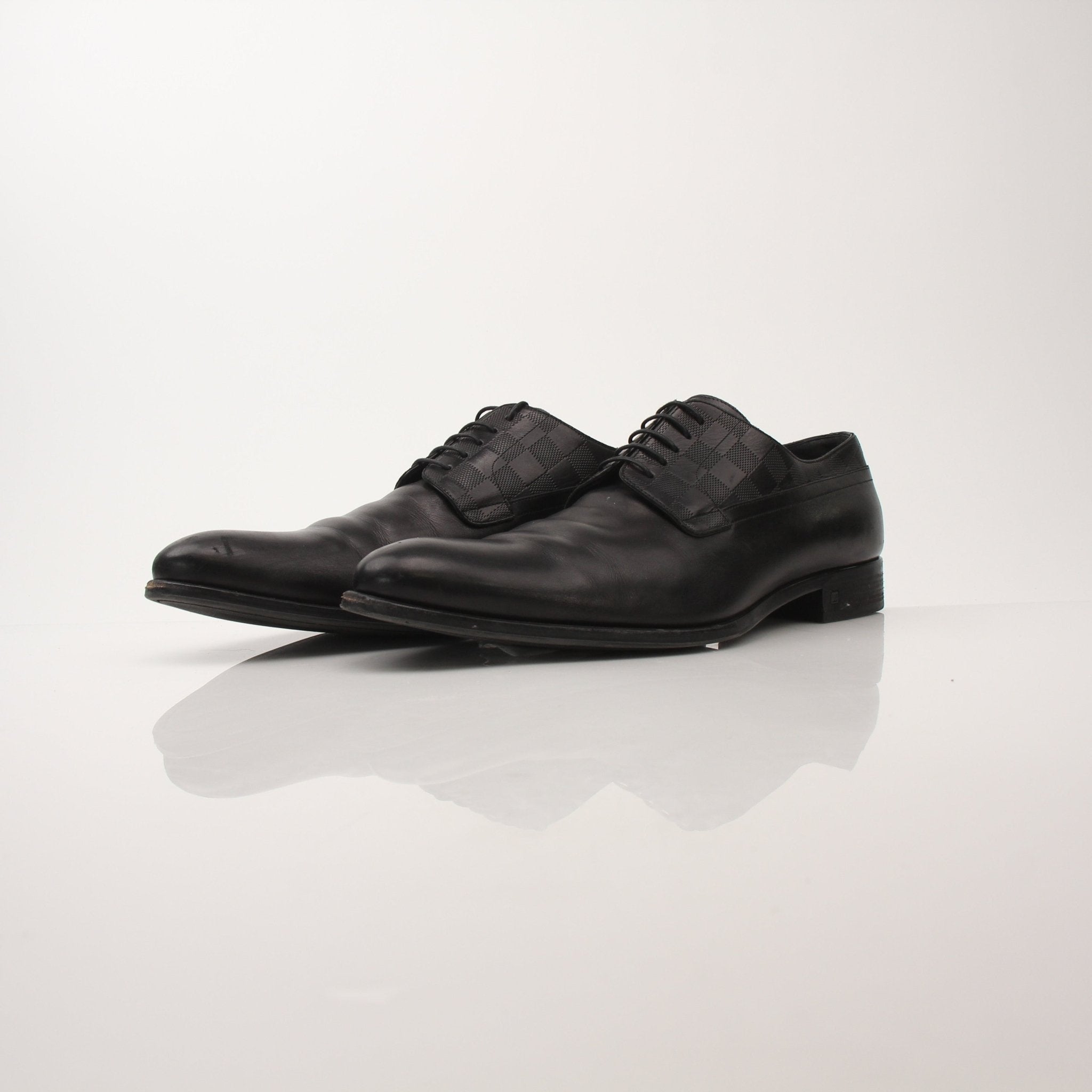 Gold & Beyond men's Louis Vuitton Haussmann Derby shoes, stylish leather dress shoes with classic design and polished finish.
