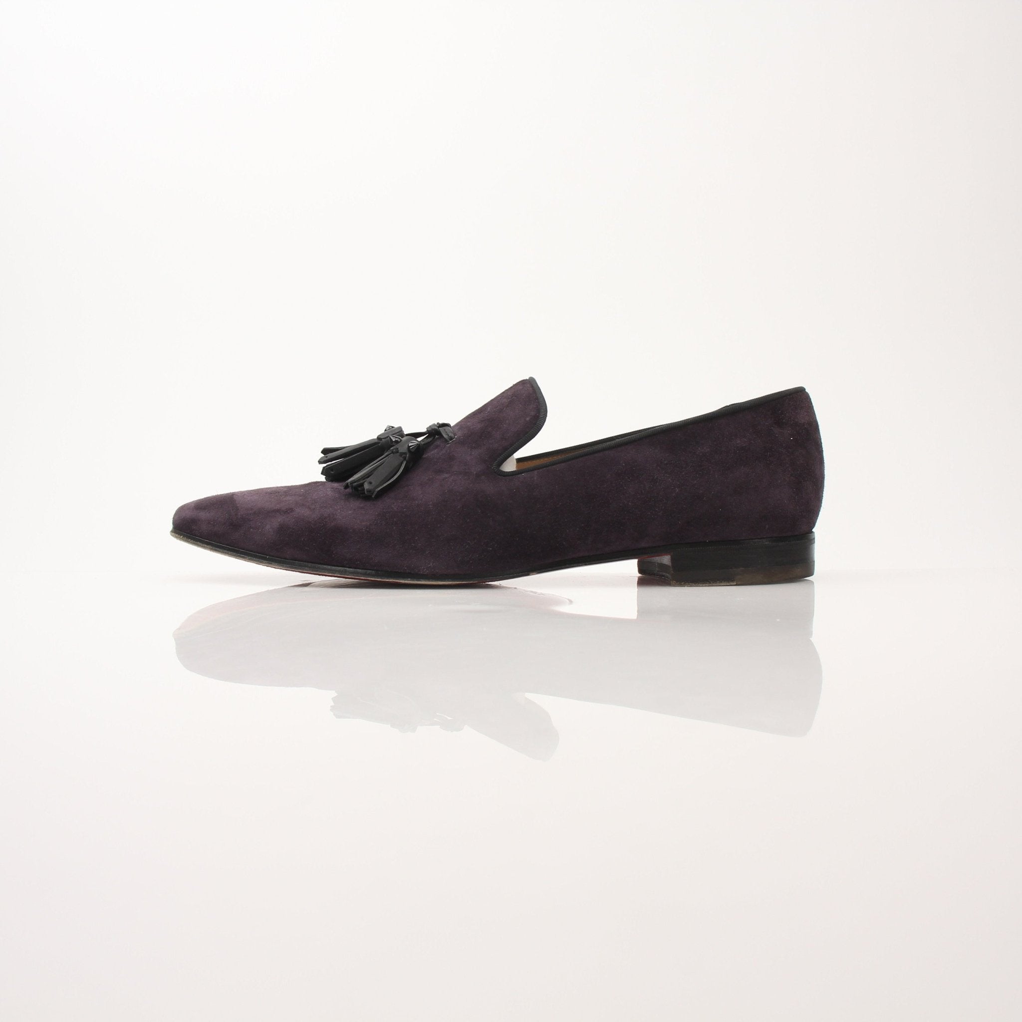 Christian Louboutin men’s Dandelion tassel loafers in black leather with red soles and tassel details, stylish and luxurious shoes.