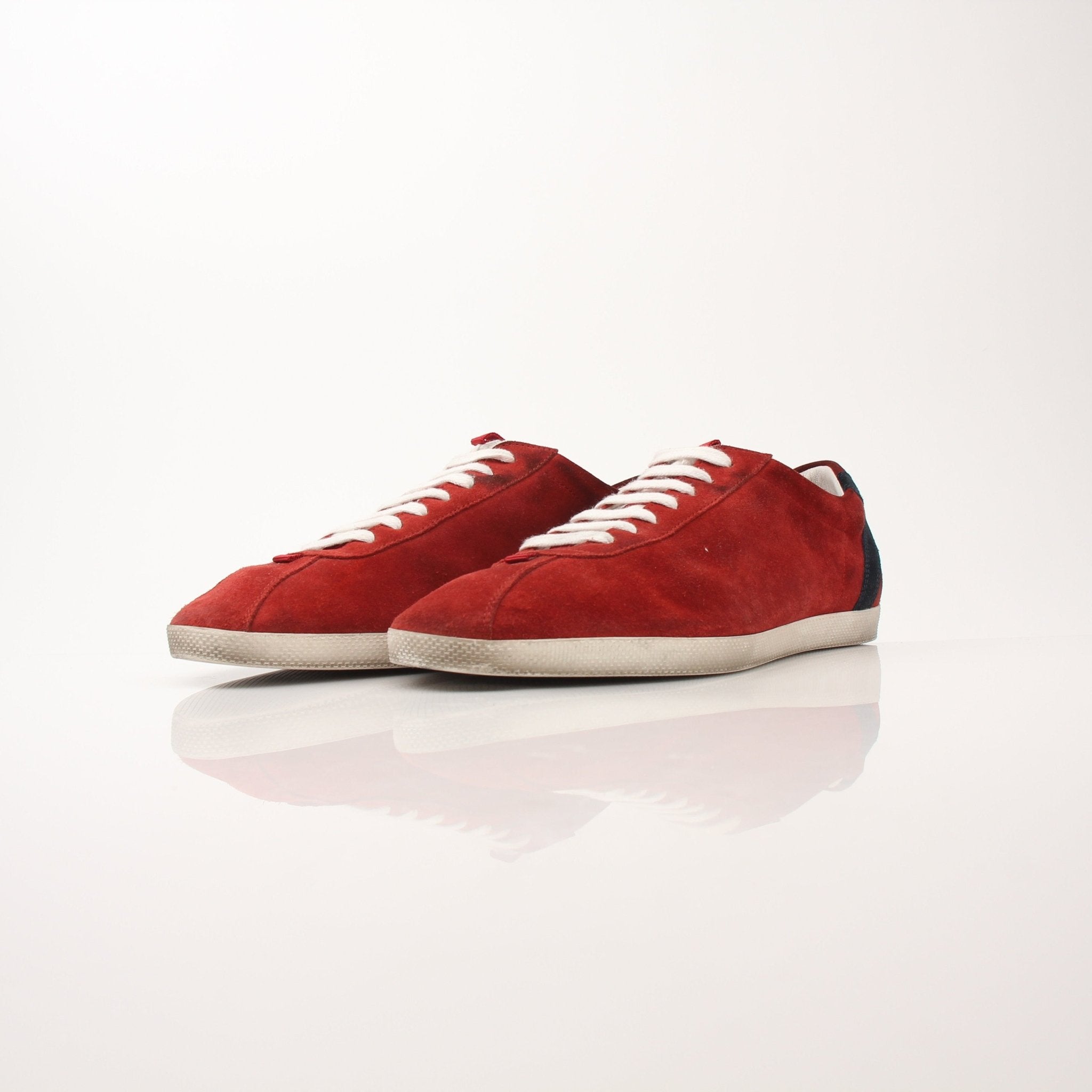 Gold & Beyond men's Gucci Softy Tek sneakers, stylish shoes with a sleek design and comfortable fit, shown on a plain background.