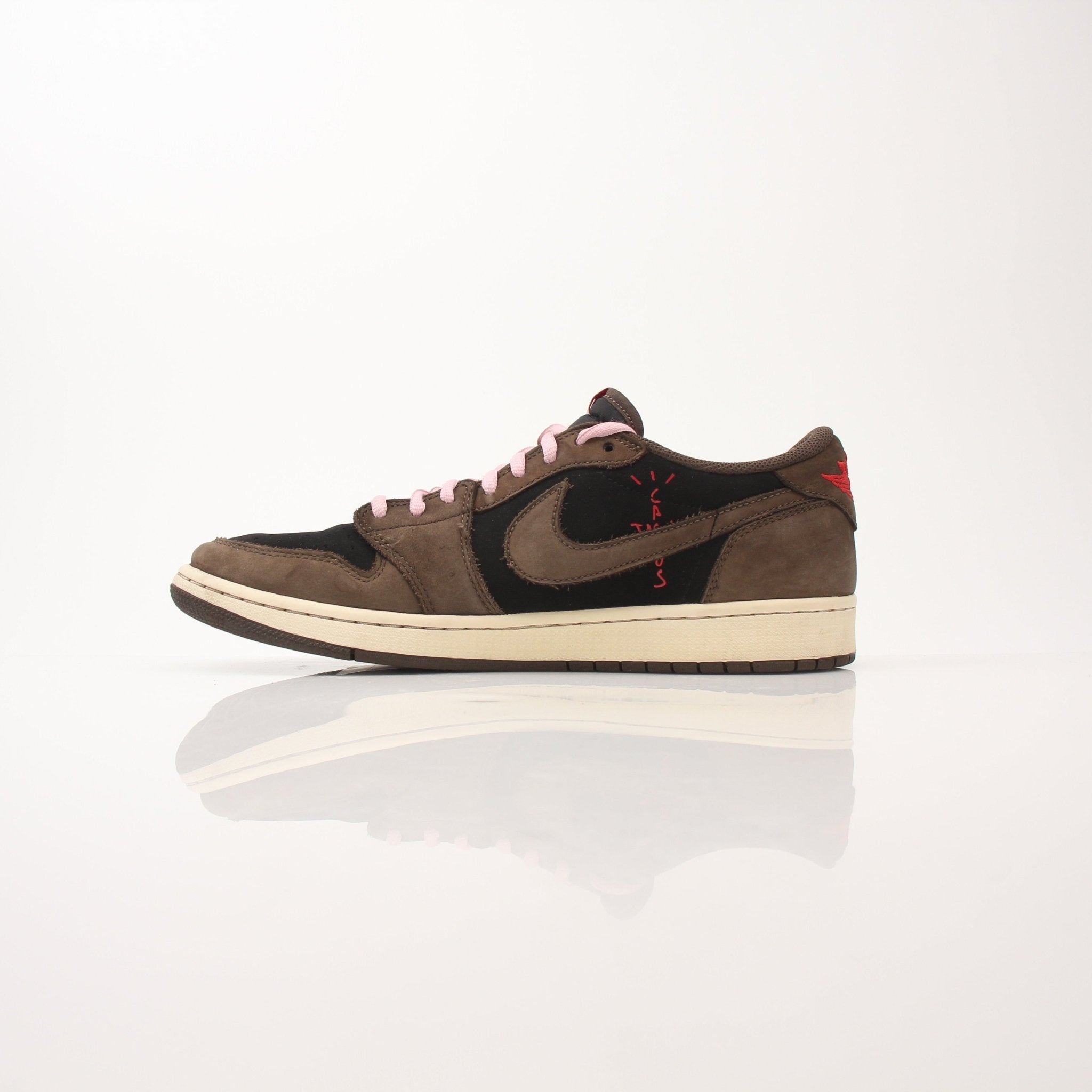 Gold & Beyond Air Jordan X Travis Scott men's Jordan 1 Low sneakers, featuring sleek design and signature Travis Scott details.