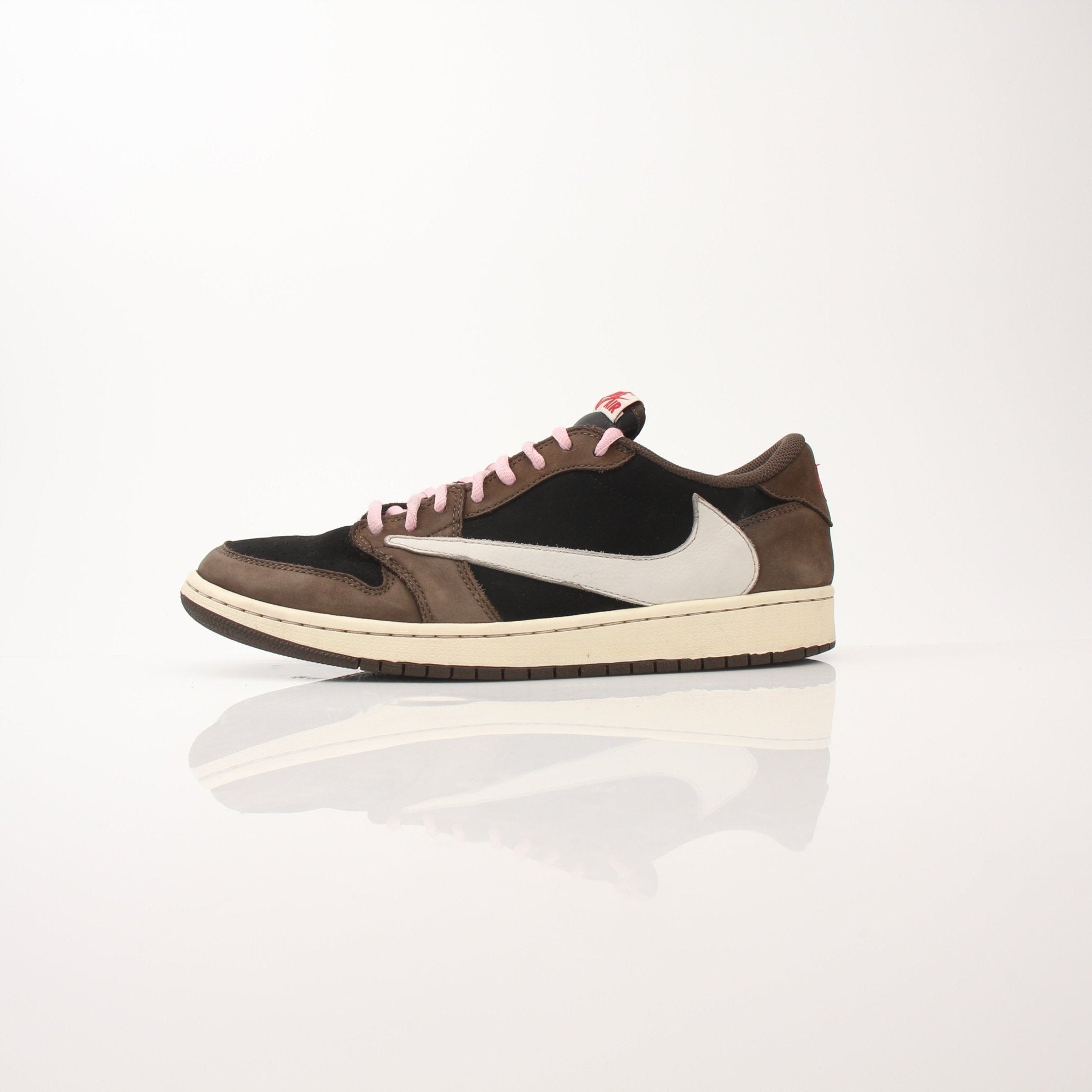 Gold & Beyond Air Jordan X Travis Scott men's Jordan 1 Low sneakers, stylish shoes with unique design and premium details.