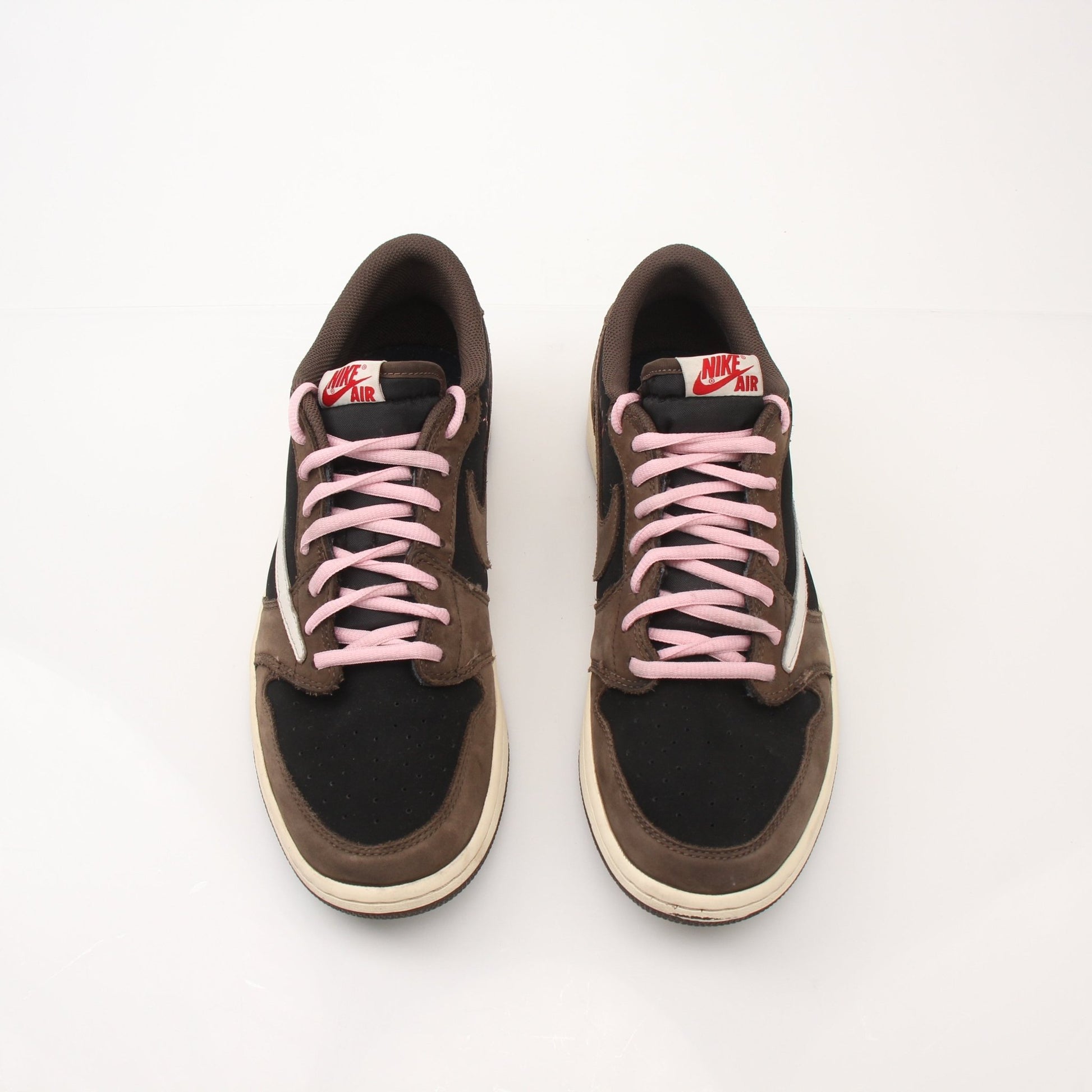 Gold & Beyond Air Jordan X Travis Scott men's Jordan 1 Low sneakers, stylish low-top shoes with unique design details.