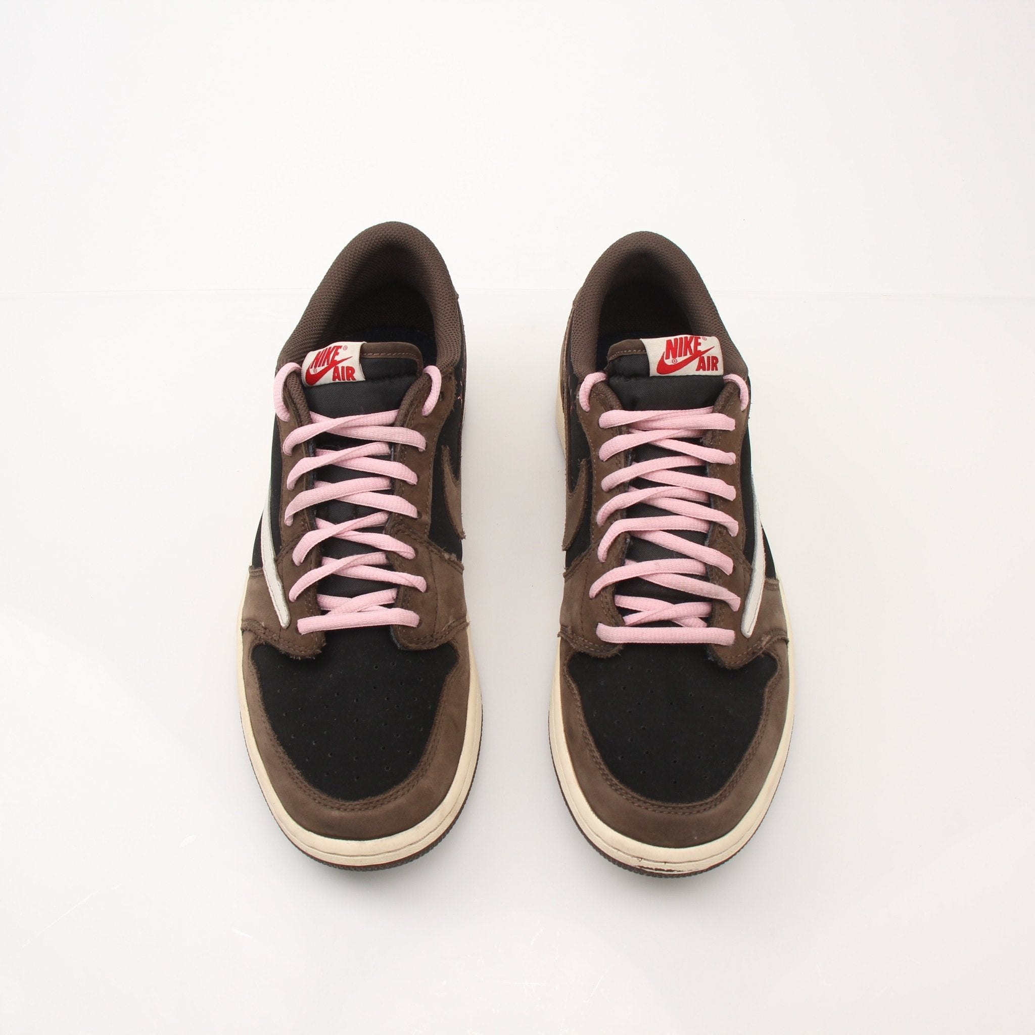 Gold & Beyond Air Jordan X Travis Scott men's Jordan 1 Low sneakers, stylish low-top shoes with unique design details.