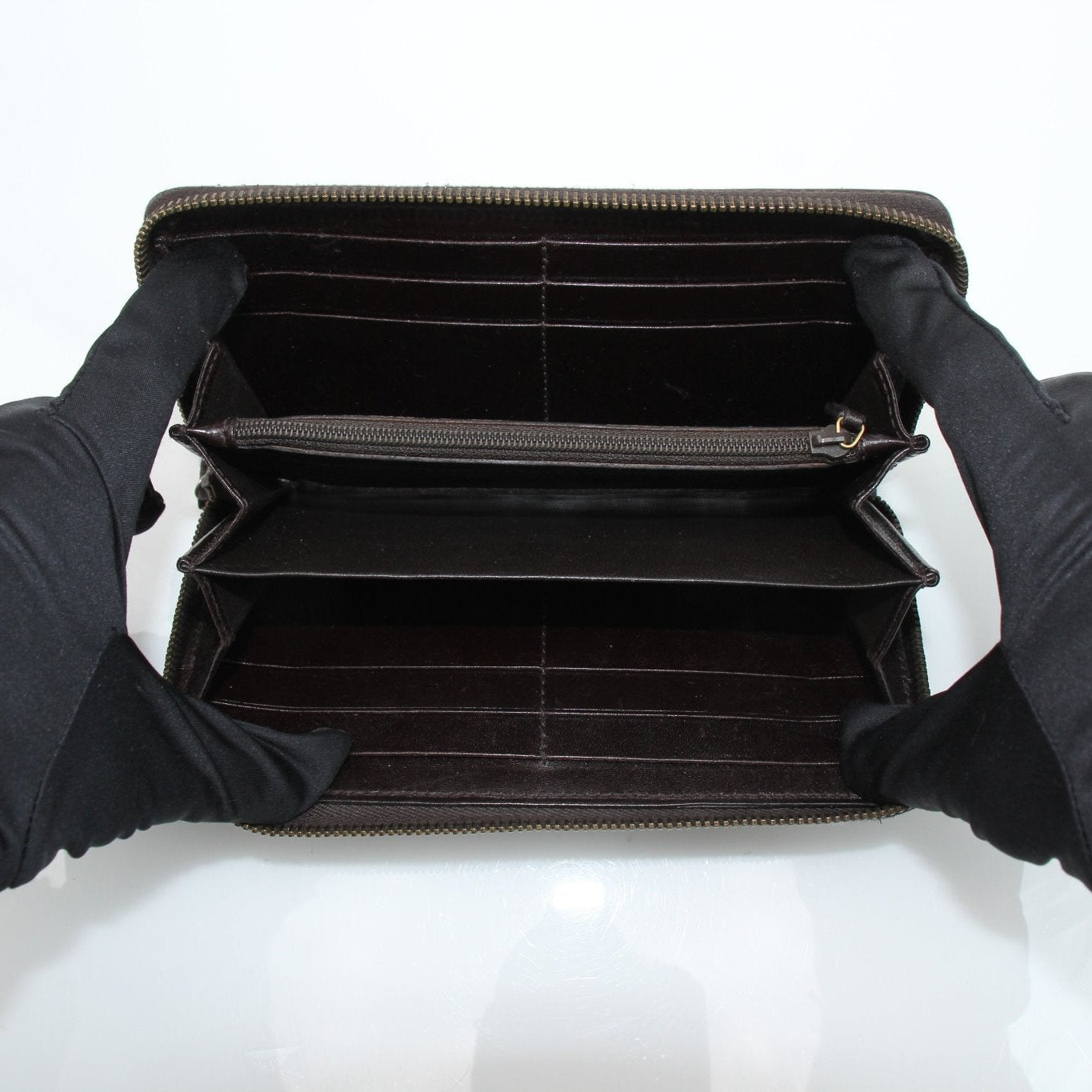 Gold & Beyond Gucci crocodile canvas wallet with sleek design and detailed stitching, showcasing luxury craftsmanship.