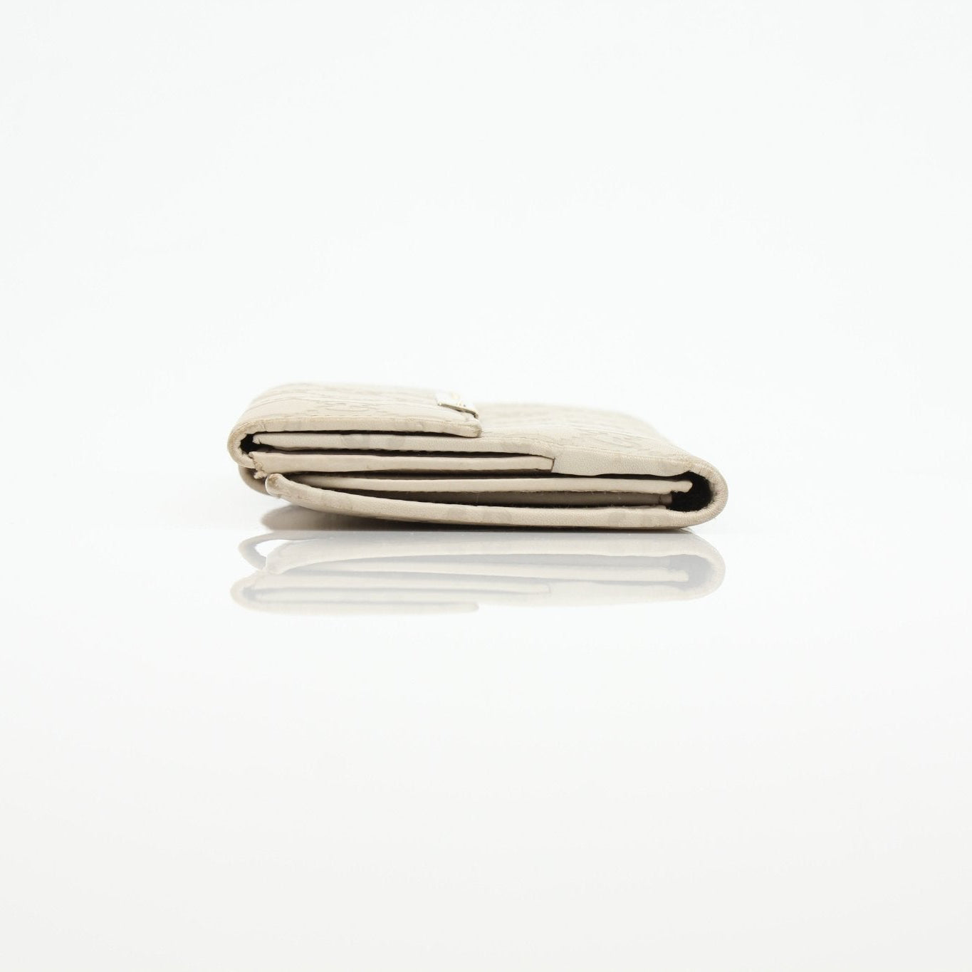 Gucci beige Guccissima wallet with gold accents, showcasing the signature pattern and sleek leather design.