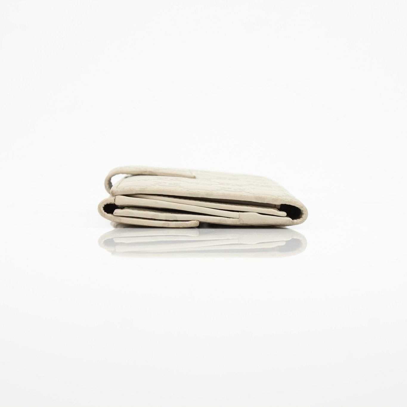 Gucci beige Guccissima wallet with gold accents, featuring signature monogram pattern and sleek leather design.