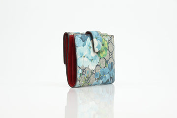 Gucci 470071 GG Blooms Wallet featuring floral design and classic GG logo on a stylish leather exterior.