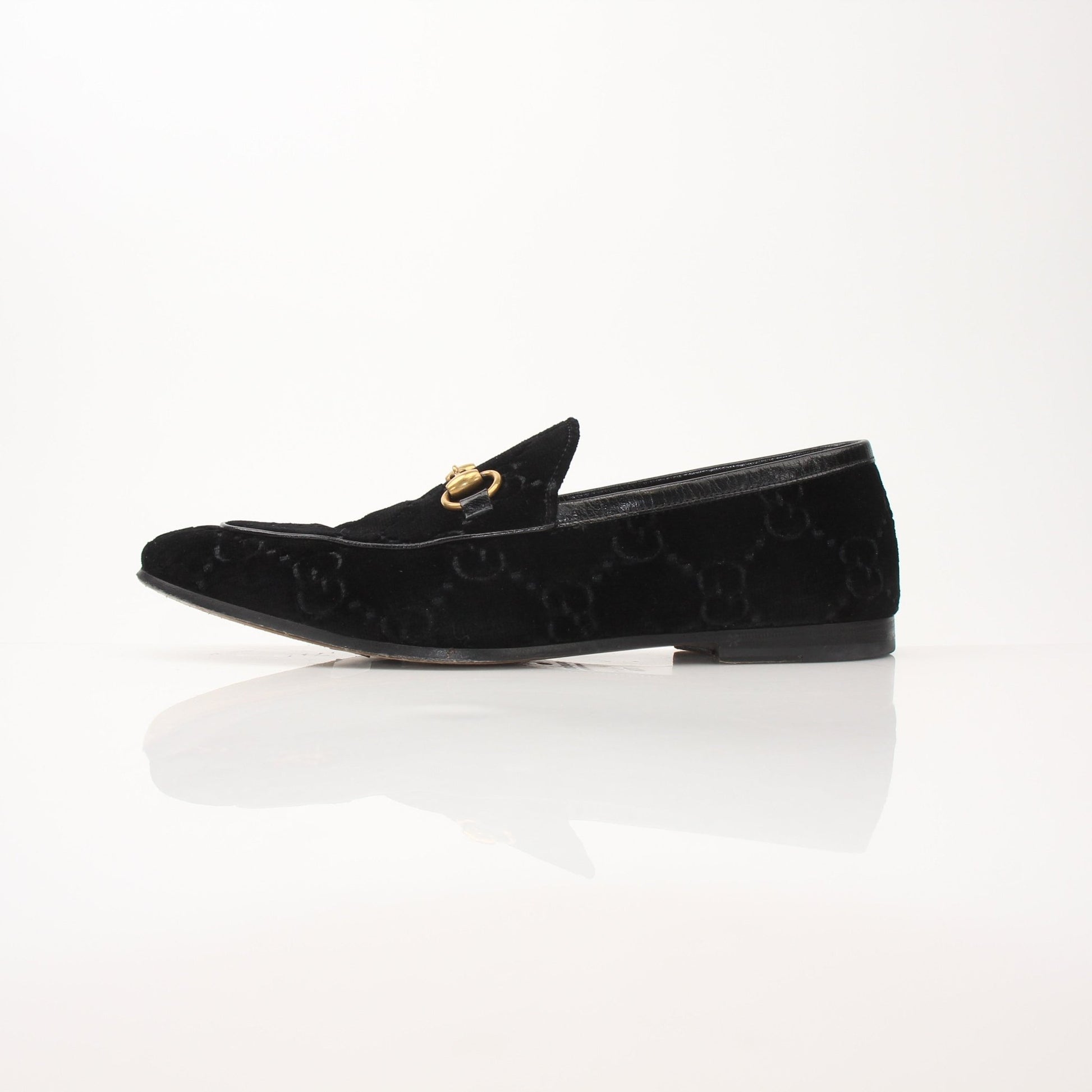 Gucci Men’s Jordaan GG black velvet loafers with gold accents, stylish slip-on shoes for men.