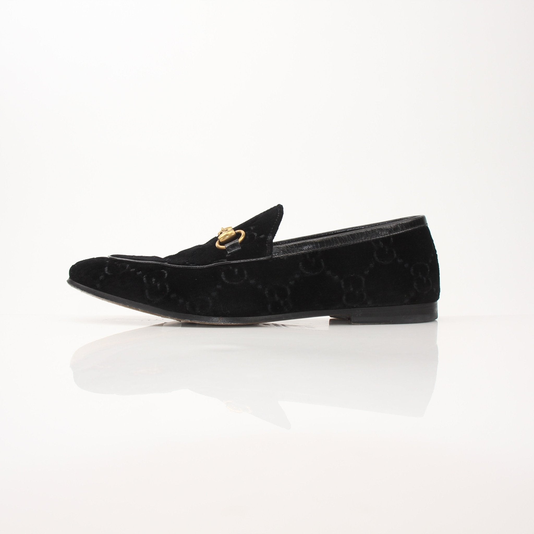 Gucci Men’s Jordaan GG black velvet loafers with gold accents, stylish slip-on shoes for men.
