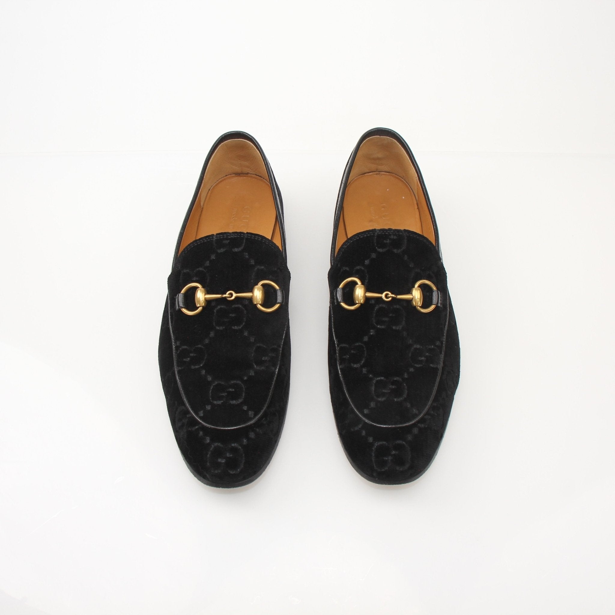 Gold & Beyond Gucci Men’s Jordaan GG black velvet loafers, stylish shoes with classic design and gold logo accents.