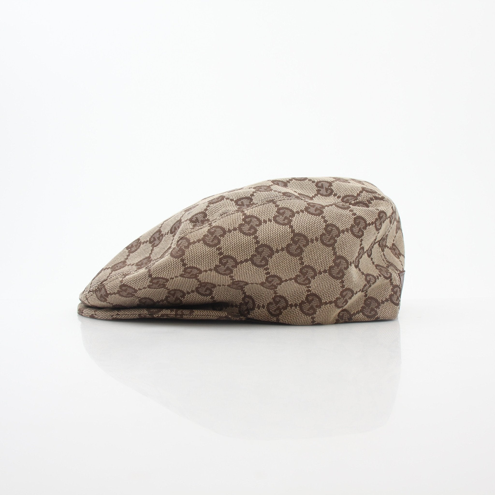 Gucci beige and brown GG canvas flat cap, stylish accessories with classic branding and stitching details.