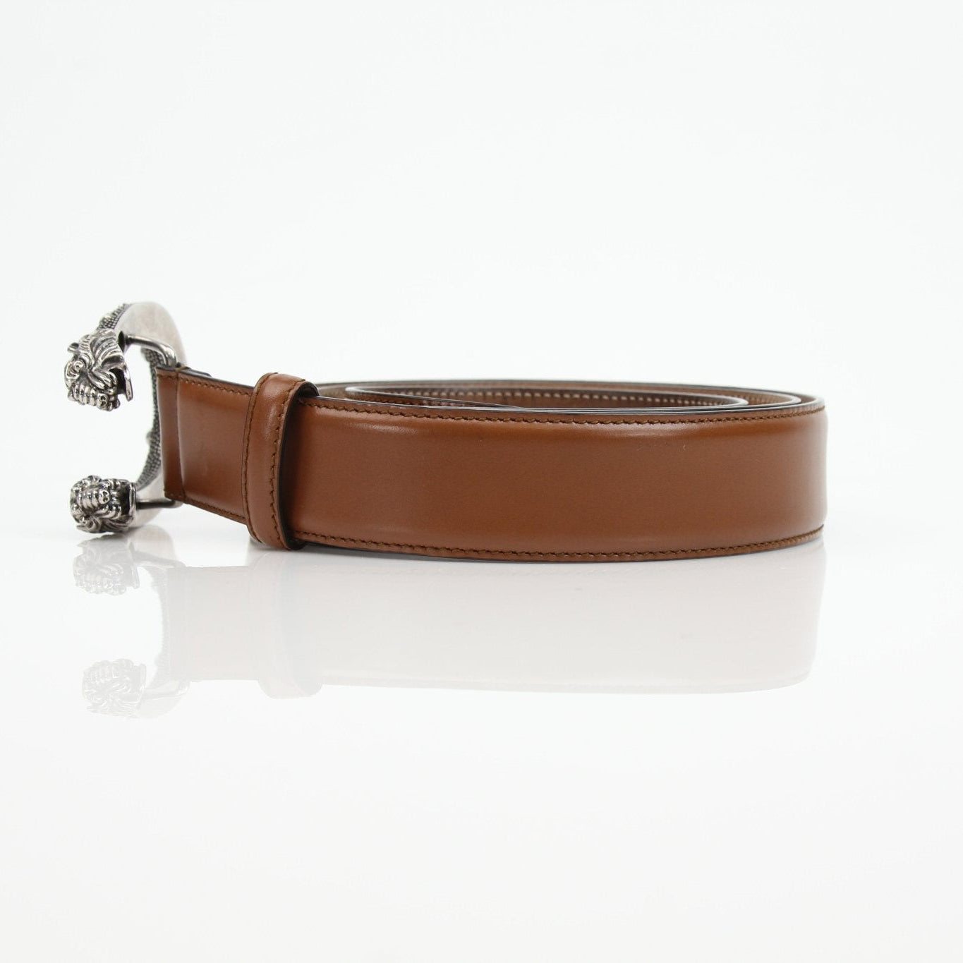 Brown Gucci Dionysus belt with gold buckle, stylish accessory in natural leather, showcasing detailed design and craftsmanship.