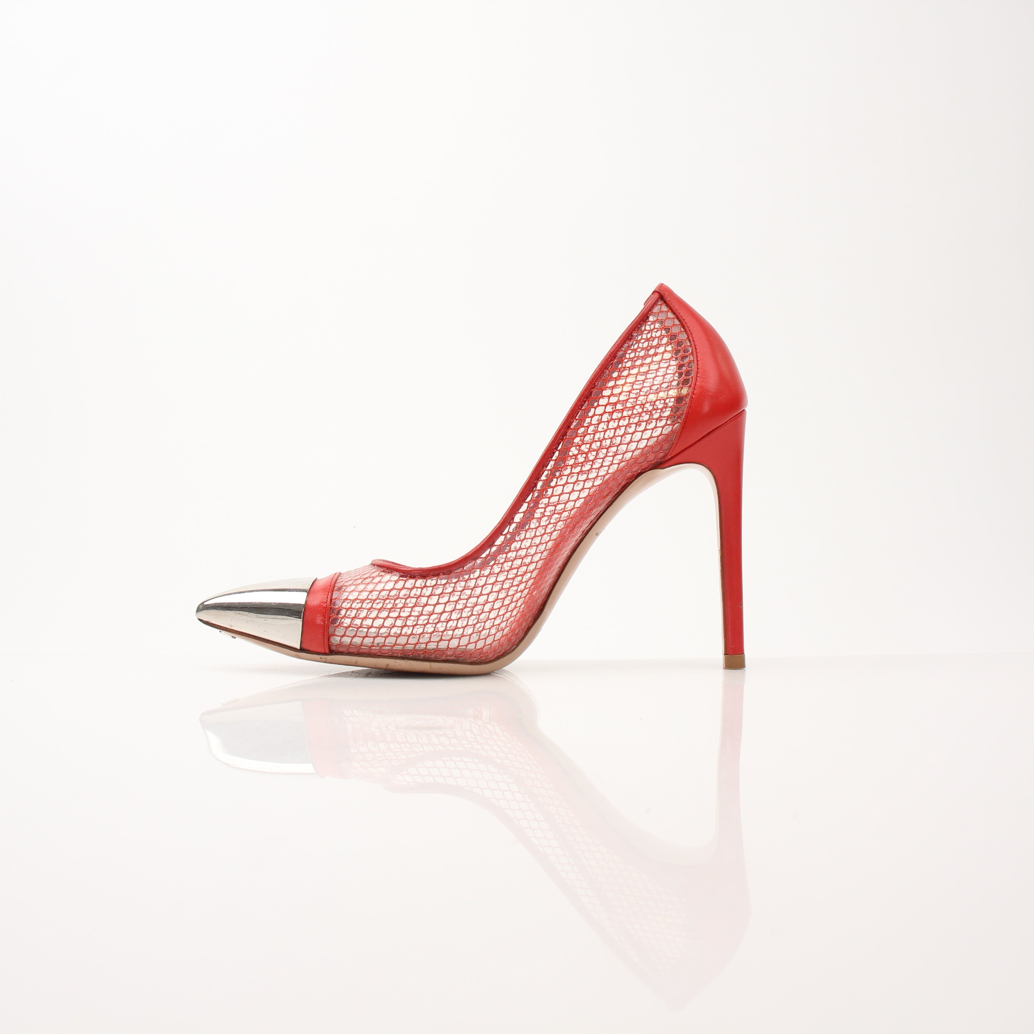 Gold & Beyond Louis Vuitton women's Urban Twist pumps, stylish heels with a sleek design, showcased on a neutral background.