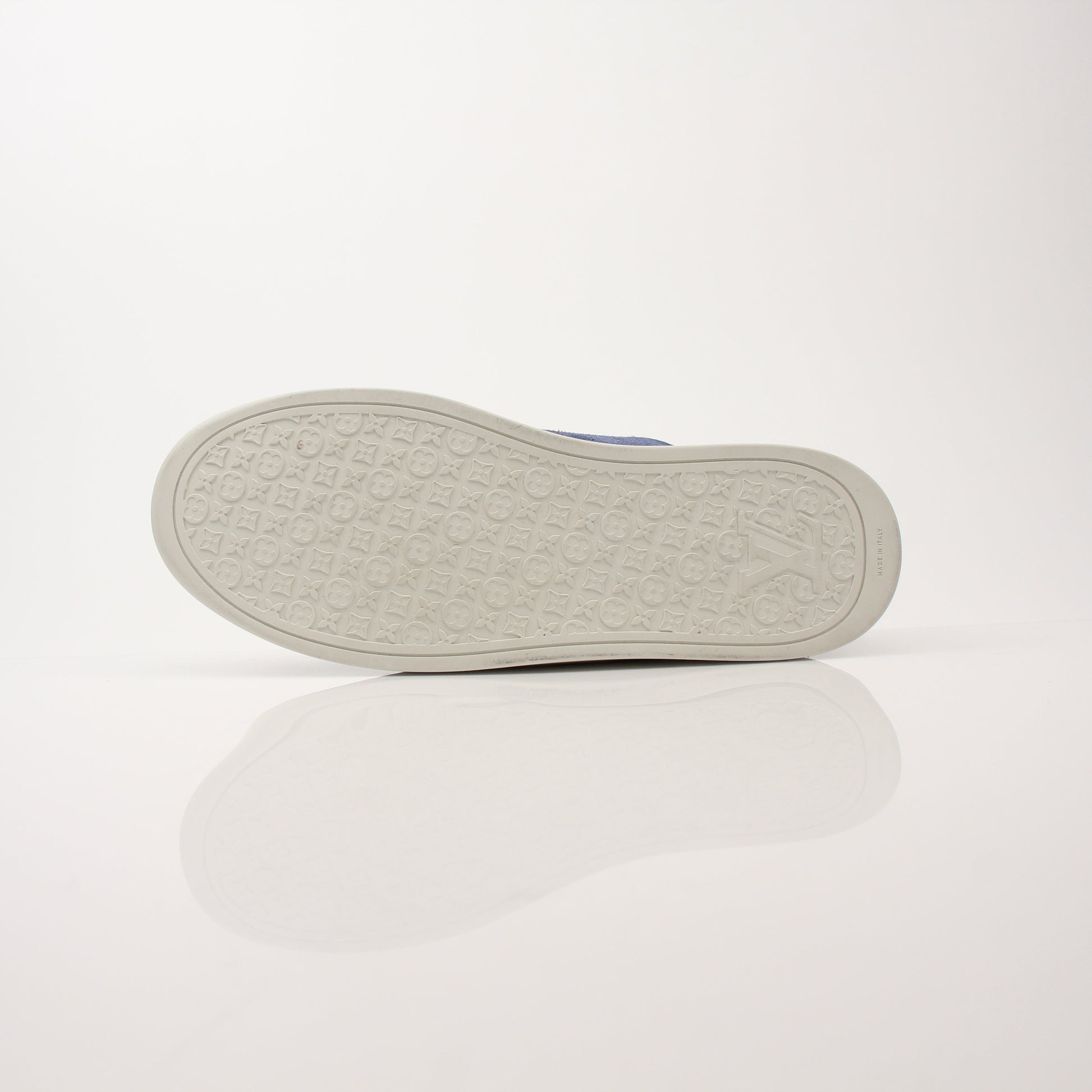 Louis Vuitton men’s LV Resort sneakers in black and white, featuring stylish design and comfortable athletic shoe construction.