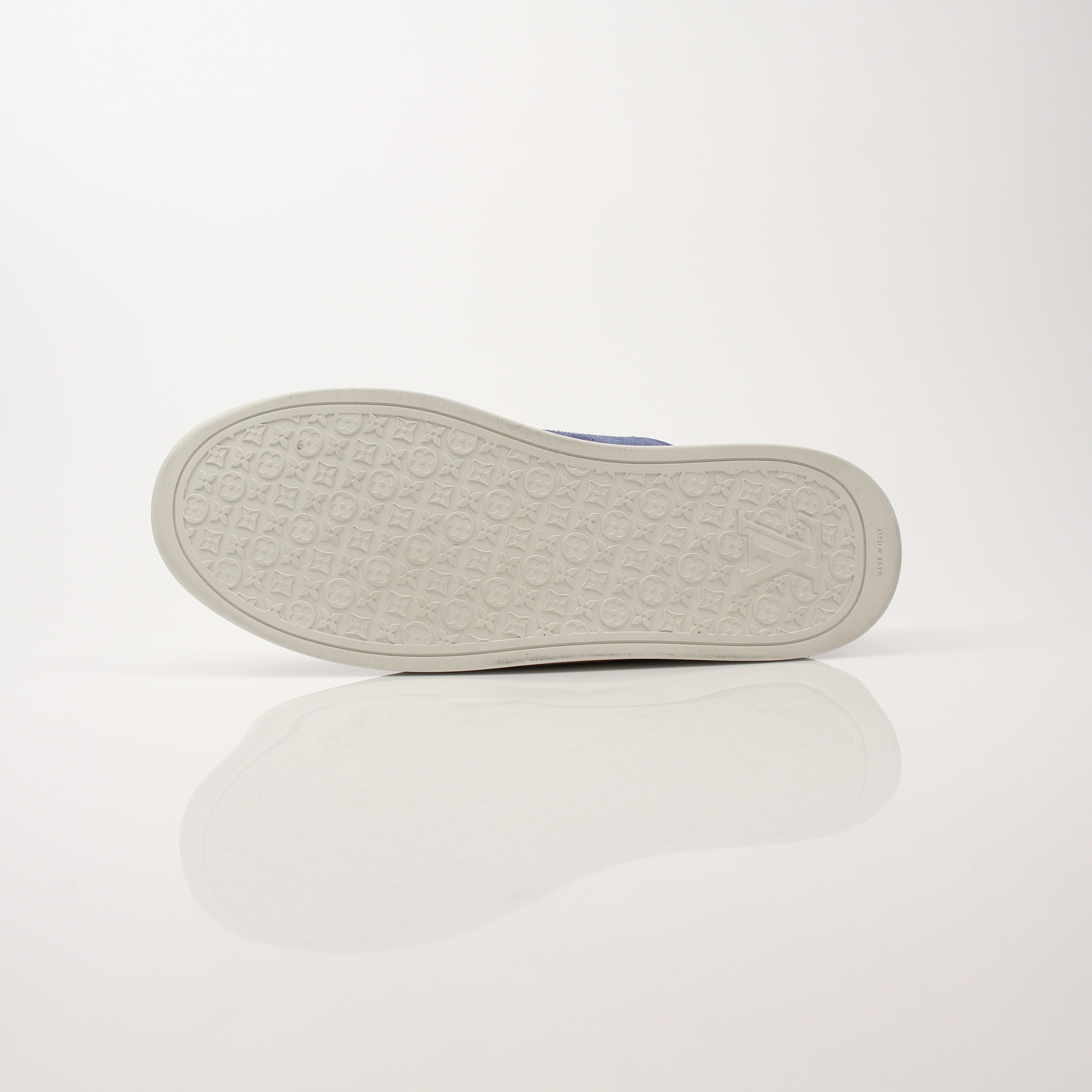 Louis Vuitton men’s LV Resort sneakers in black and white, featuring stylish design and comfortable athletic shoe construction.