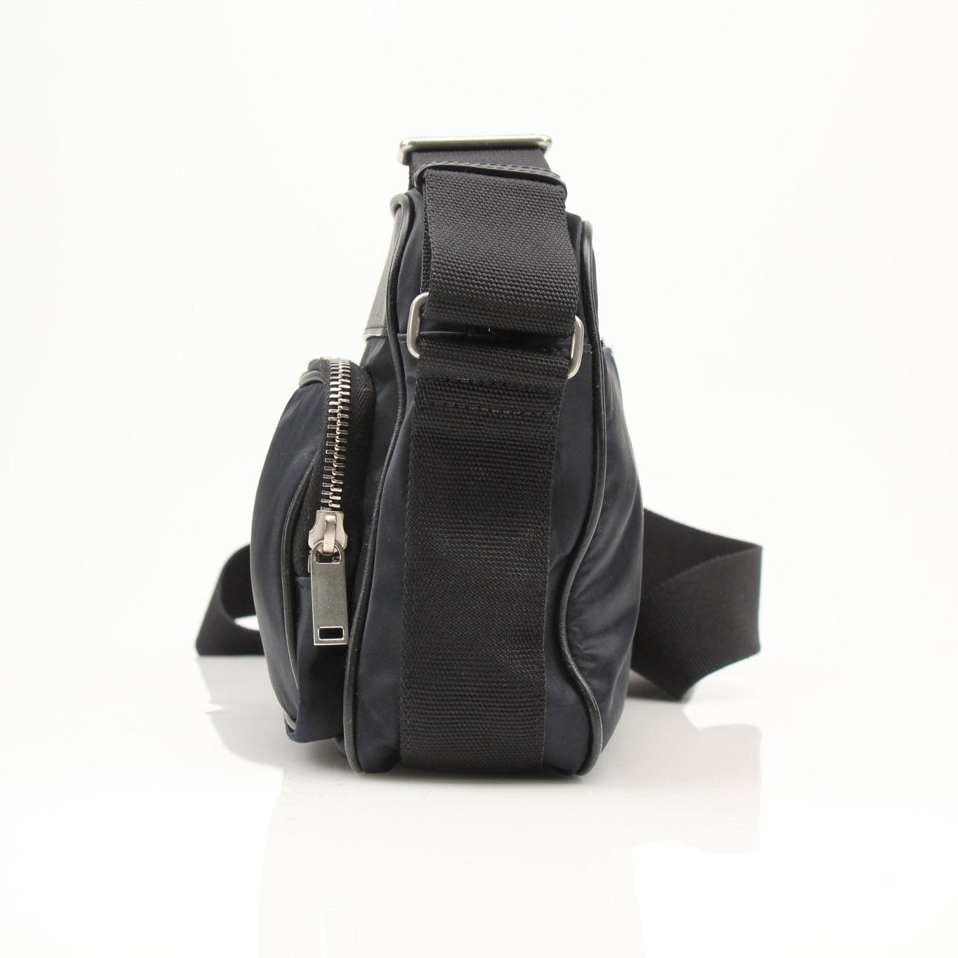 Gold & Beyond YSL black leather shoulder bag, stylish travel bag with sleek design and adjustable shoulder strap.