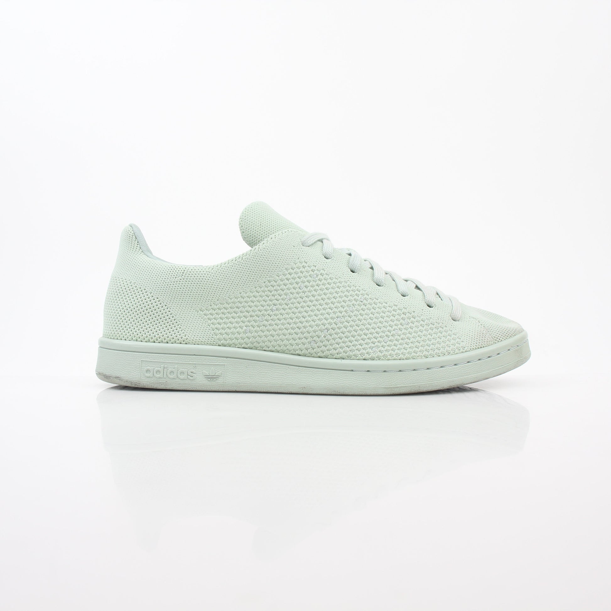 Gold & Beyond Adidas Stan Smith Primeknit Vapour Green sneakers, white shoes with green accents and classic design details.