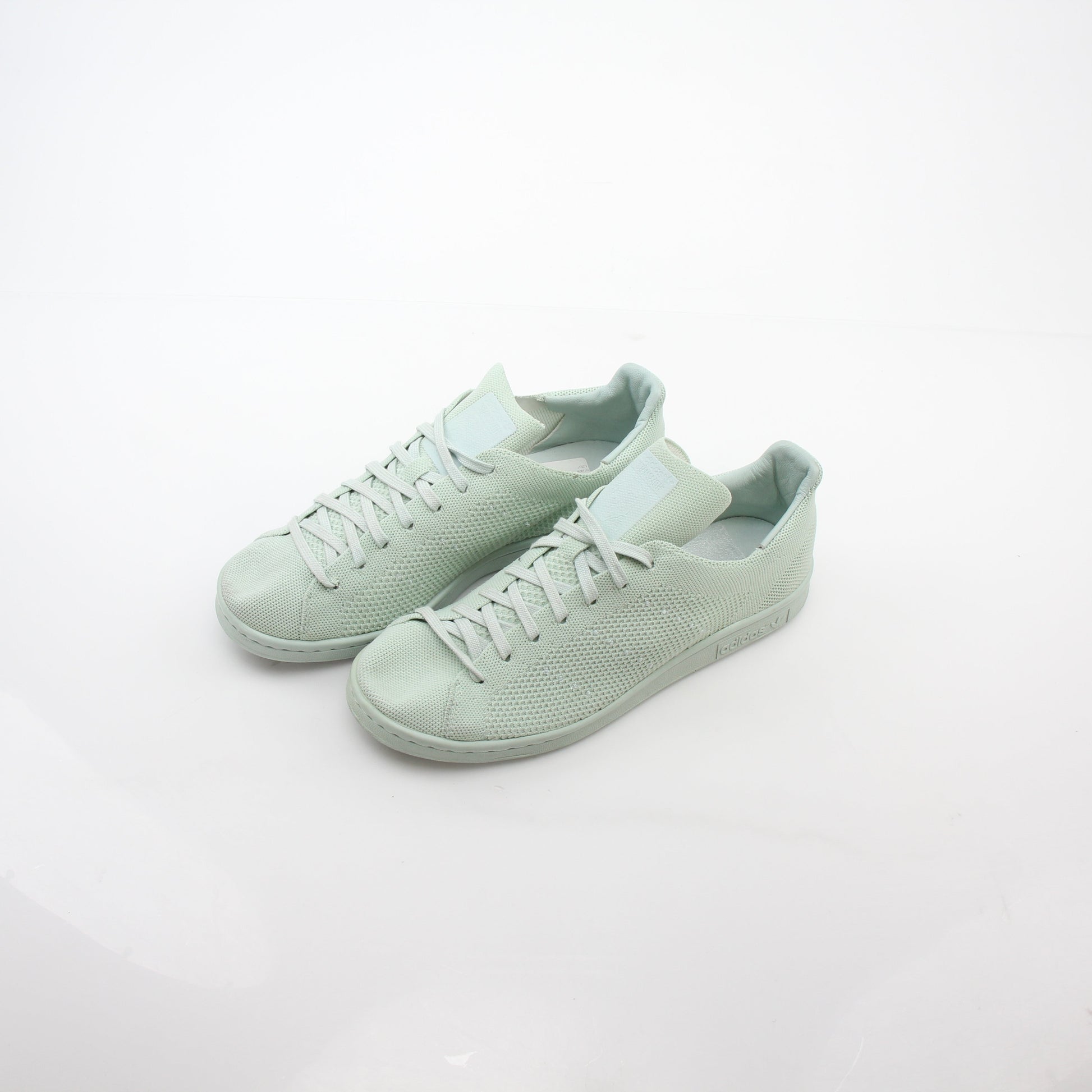 Gold & Beyond Adidas Stan Smith Primeknit Vapour Green sneakers, stylish shoes with a sleek design and green knit upper.