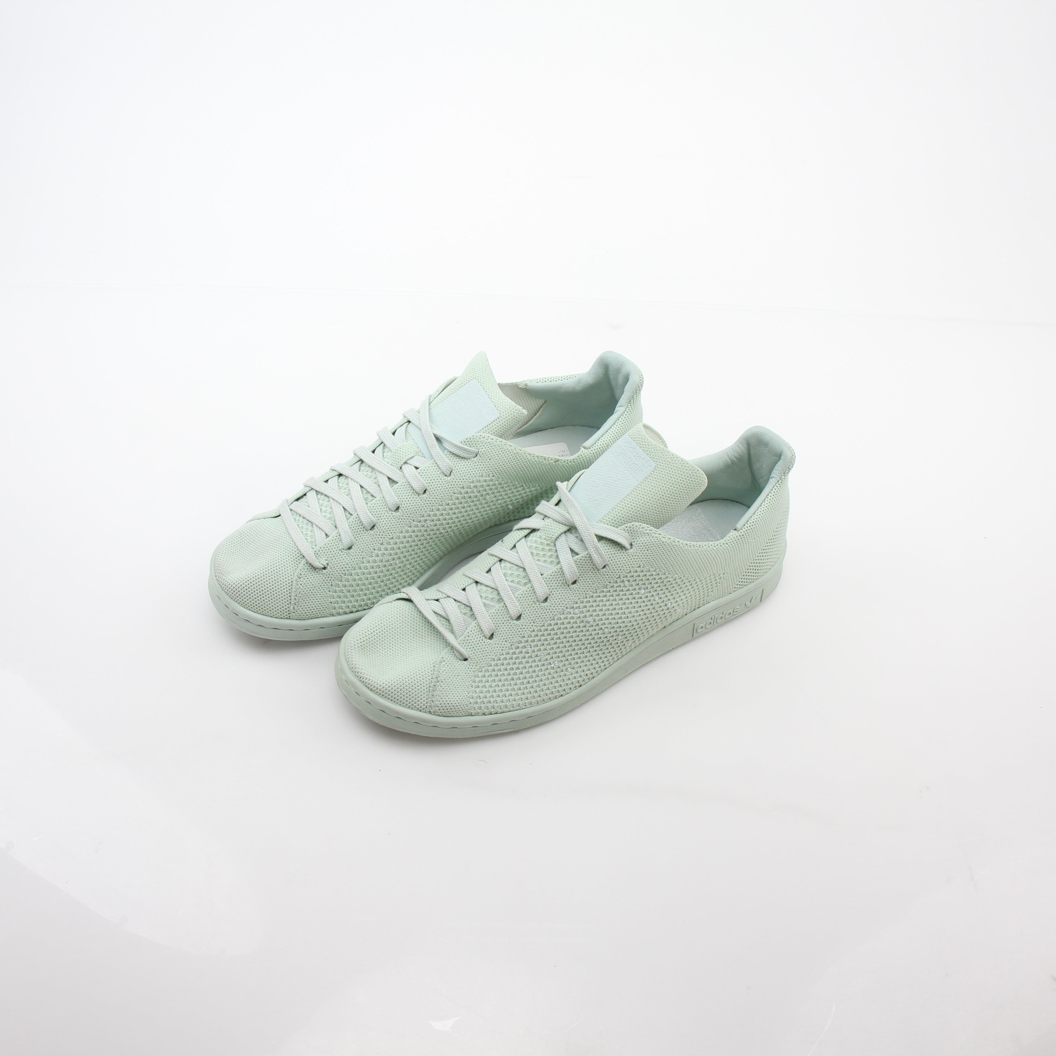 Gold & Beyond Adidas Stan Smith Primeknit Vapour Green sneakers, stylish shoes with a sleek design and green knit upper.