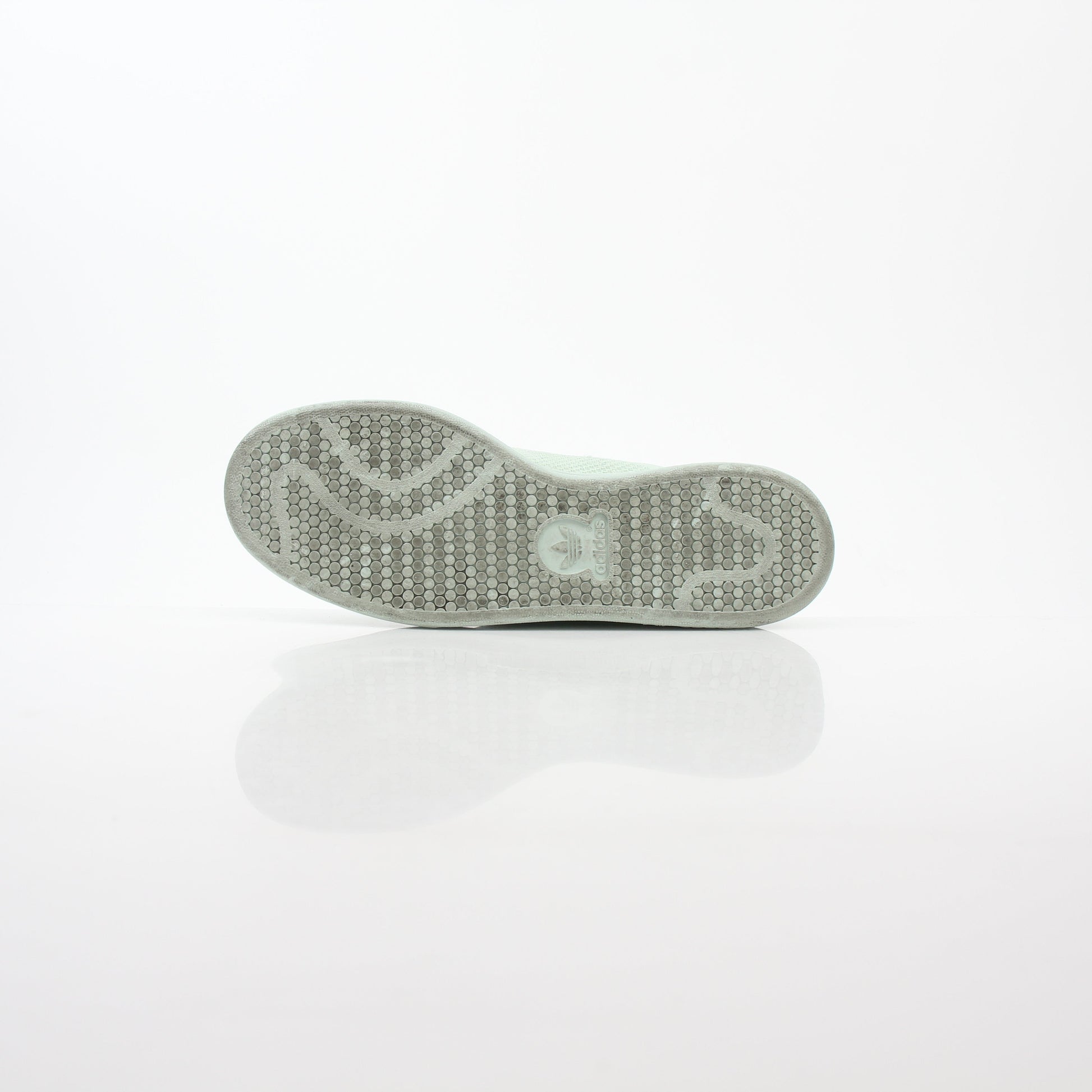 Gold & Beyond Adidas Stan Smith Primeknit Vapour Green sneakers, lightweight shoes with green knit uppers and classic design.