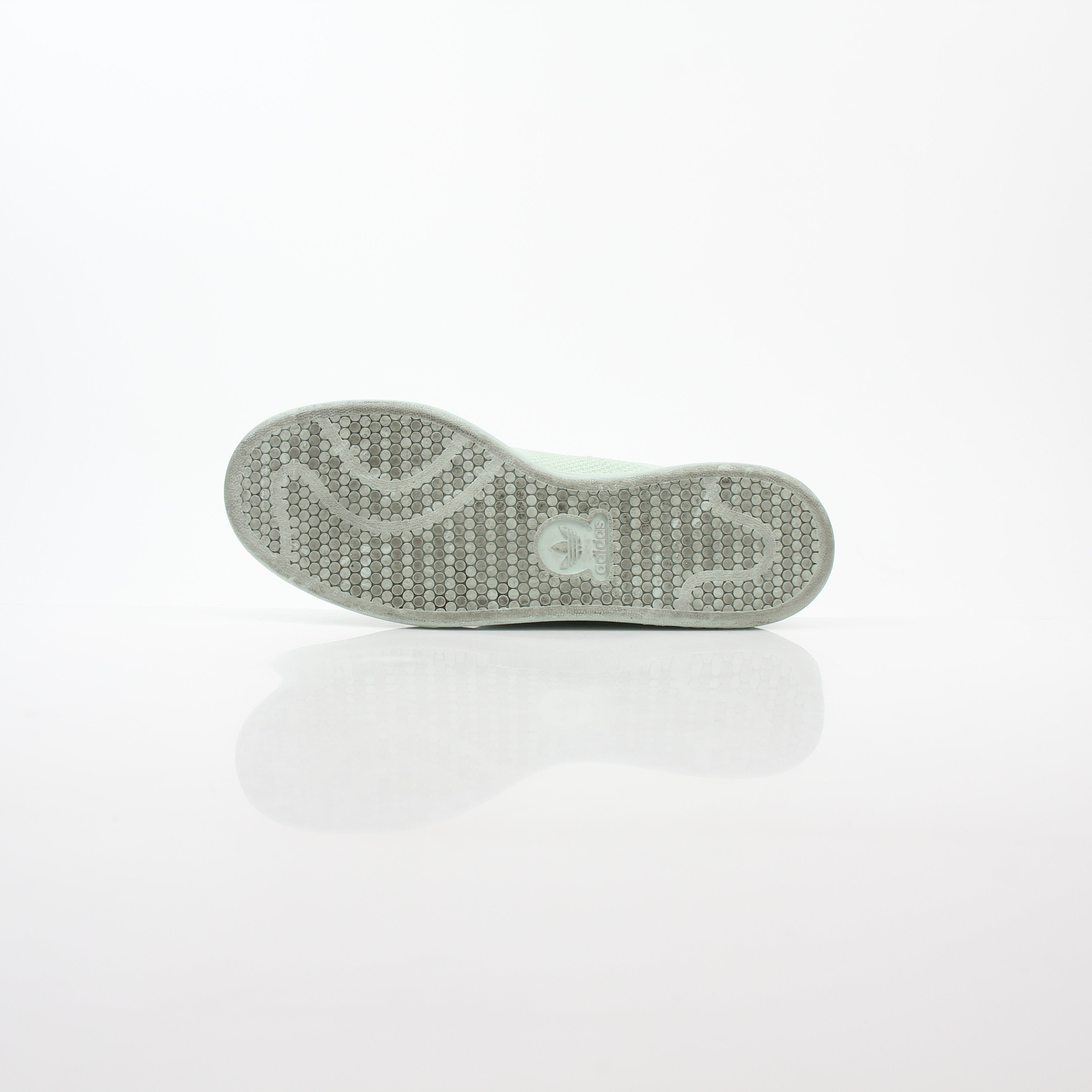 Gold & Beyond Adidas Stan Smith Primeknit Vapour Green sneakers, lightweight shoes with green knit uppers and classic design.