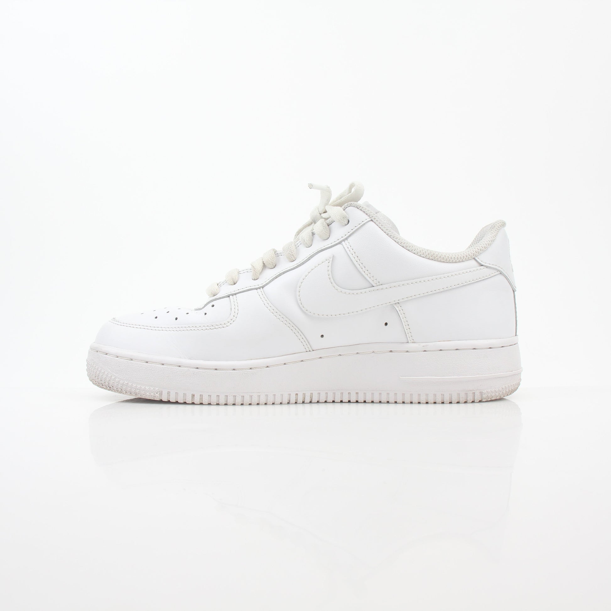 Nike White Air Force 1 ’07 Low sneakers with classic design and white leather upper, displayed on a plain background.
