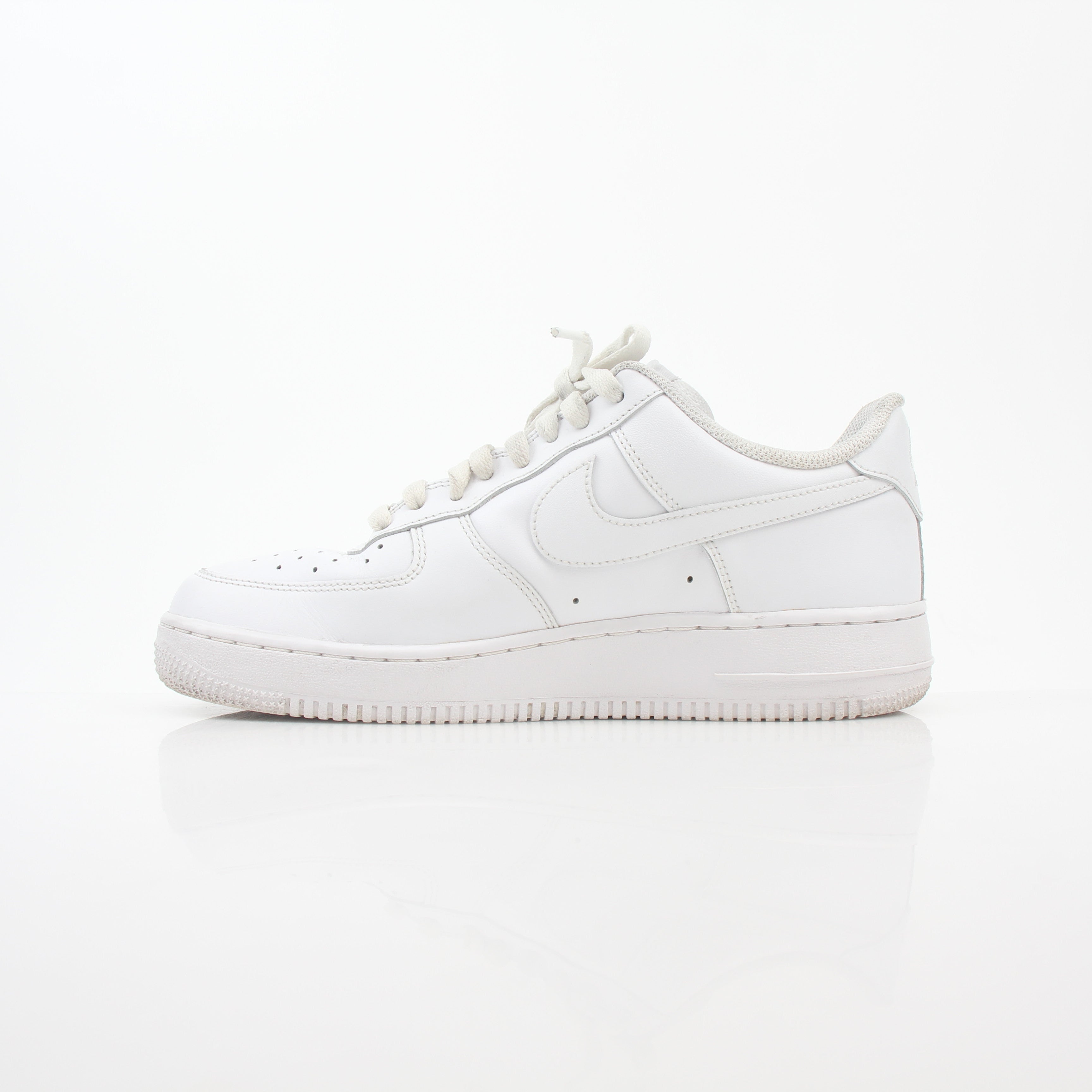 Nike White Air Force 1 ’07 Low sneakers with classic design and white leather upper, displayed on a plain background.