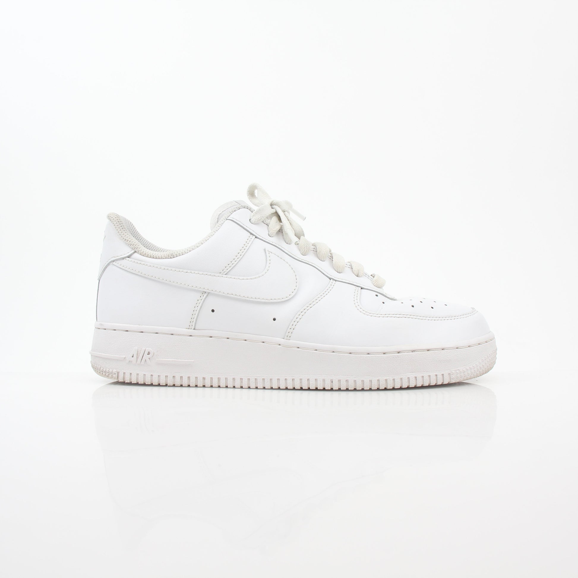 White Nike Air Force 1 ’07 Low sneakers with gold accents, featuring Nike branding and classic low-top design.