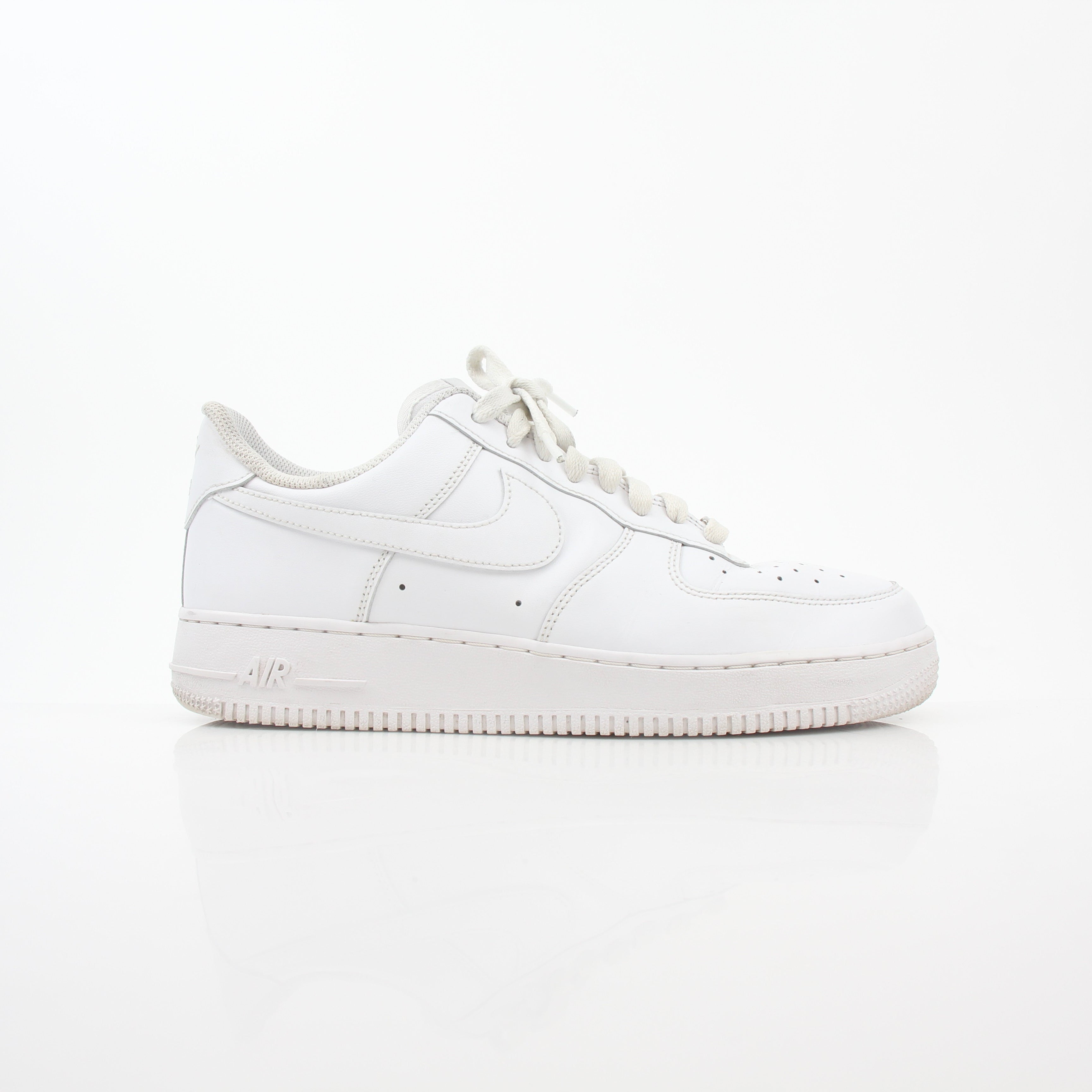 White Nike Air Force 1 ’07 Low sneakers with gold accents, featuring Nike branding and classic low-top design.