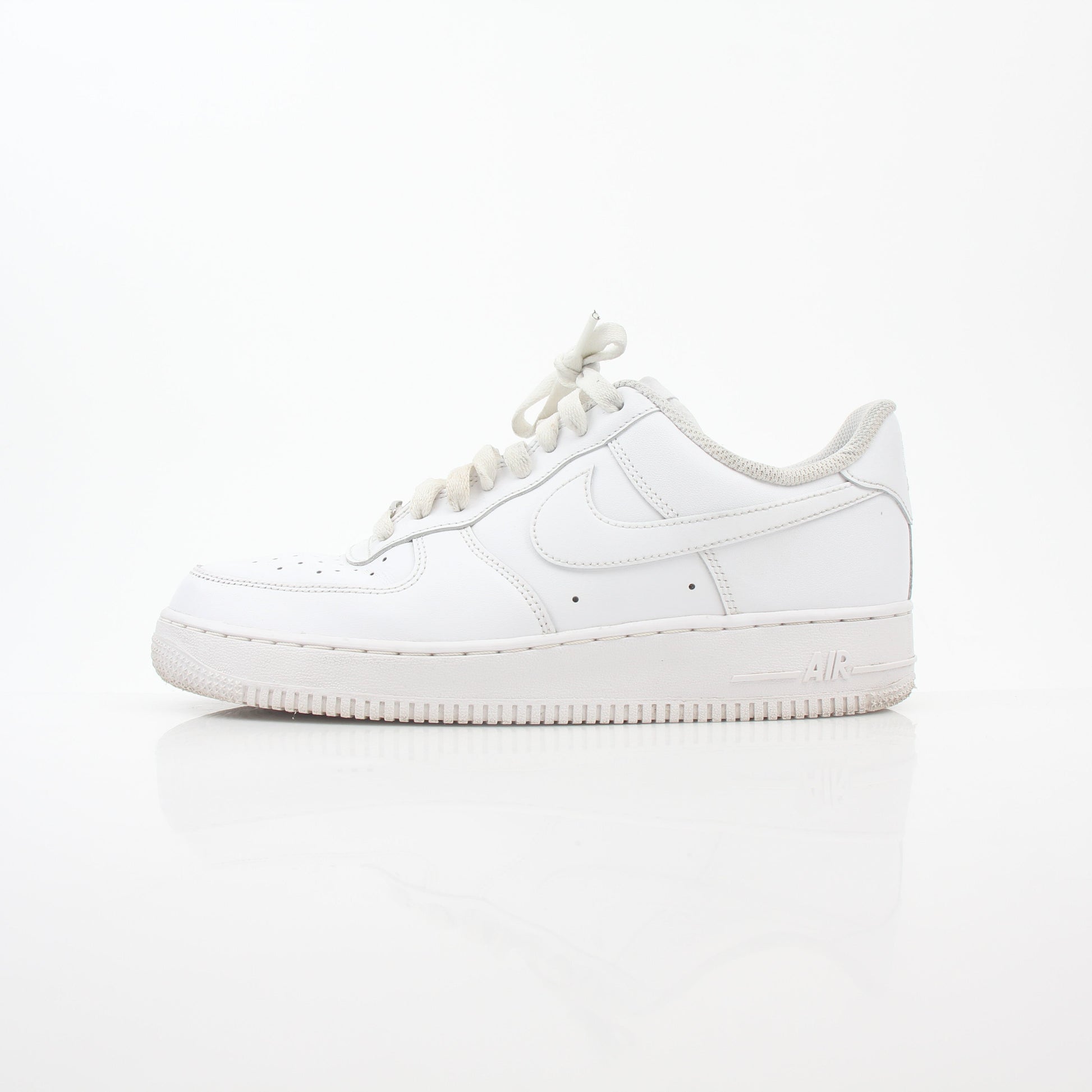 White Nike Air Force 1 ’07 Low sneakers with clean leather uppers and classic design, displayed on a plain background.
