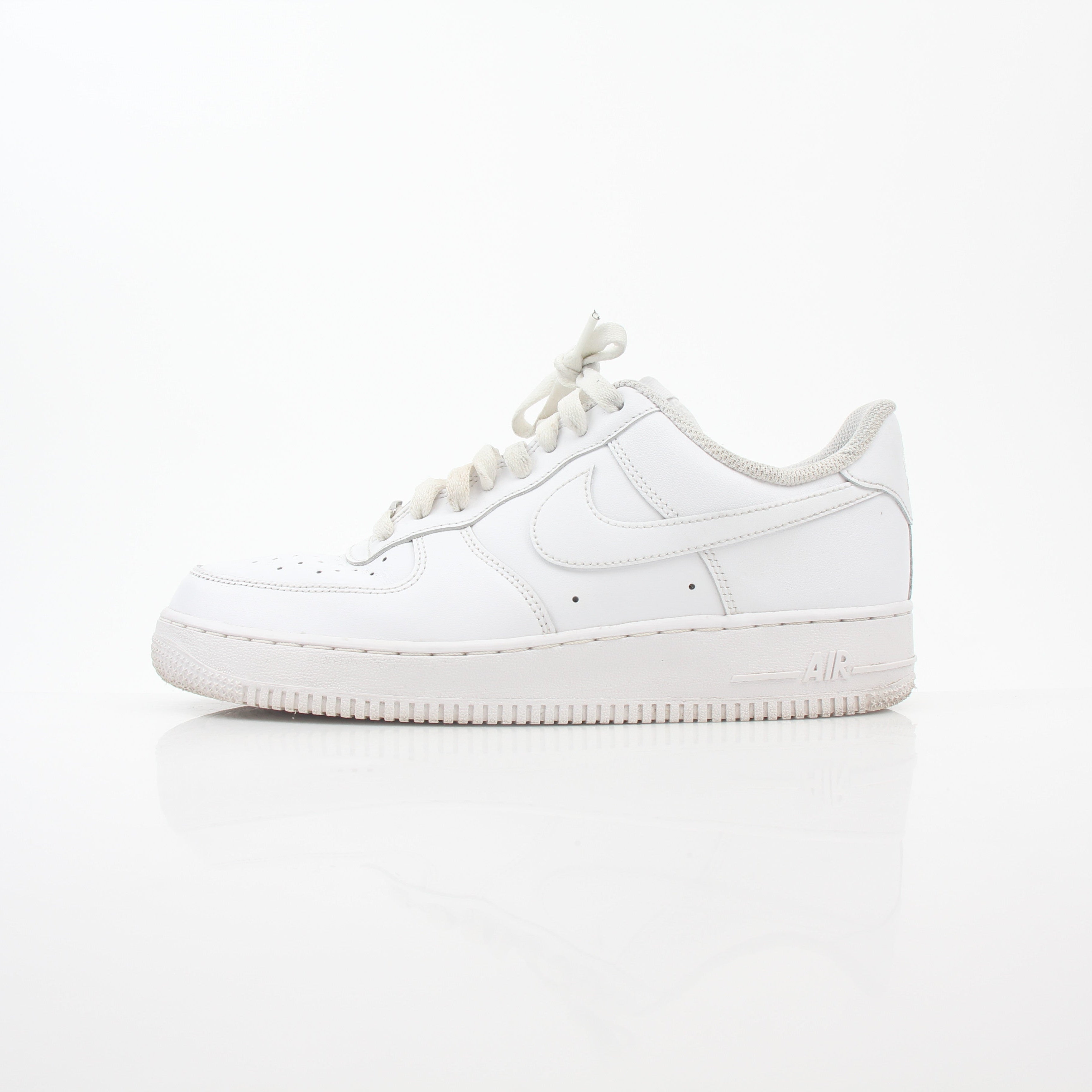 White Nike Air Force 1 ’07 Low sneakers with clean leather uppers and classic design, displayed on a plain background.