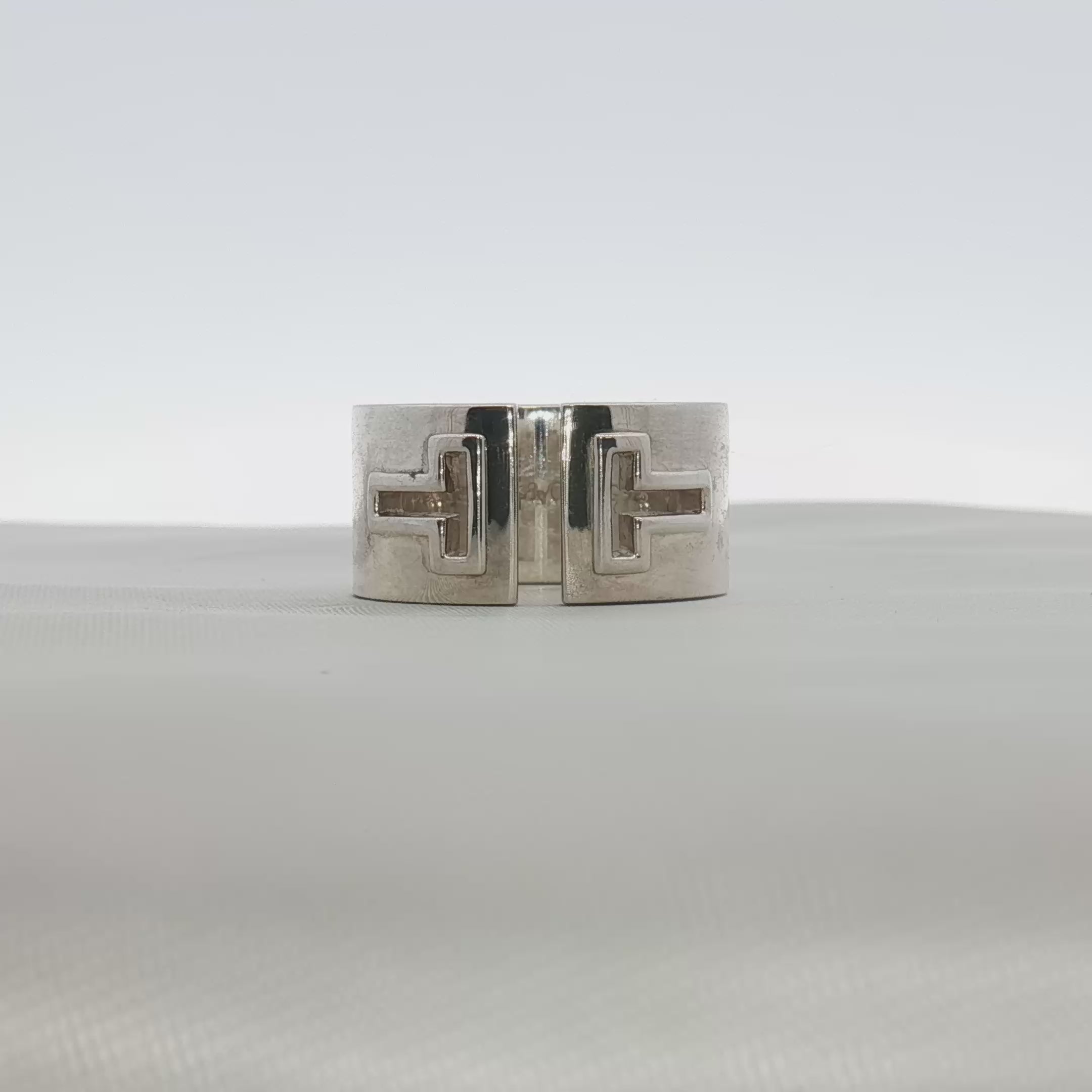 Load video: Tiffany &amp; Co. T Wide Ring