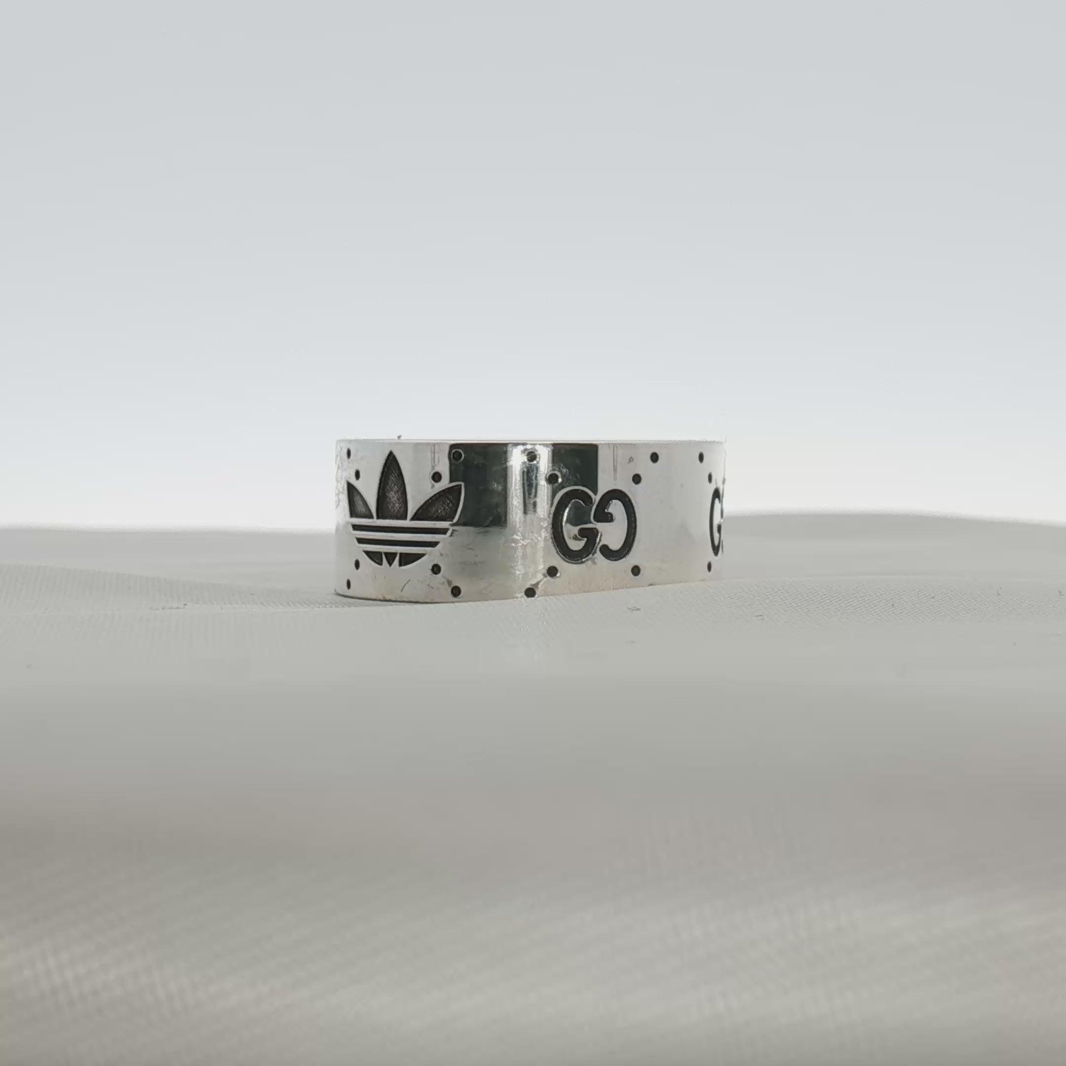 Load video: Gucci x Adidas Logo Band Ring