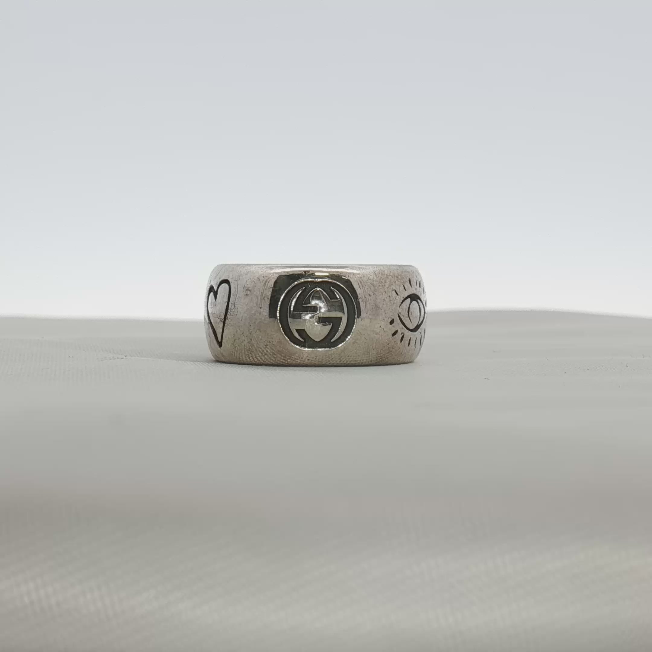 Load video: Gucci Blind for Love Ring