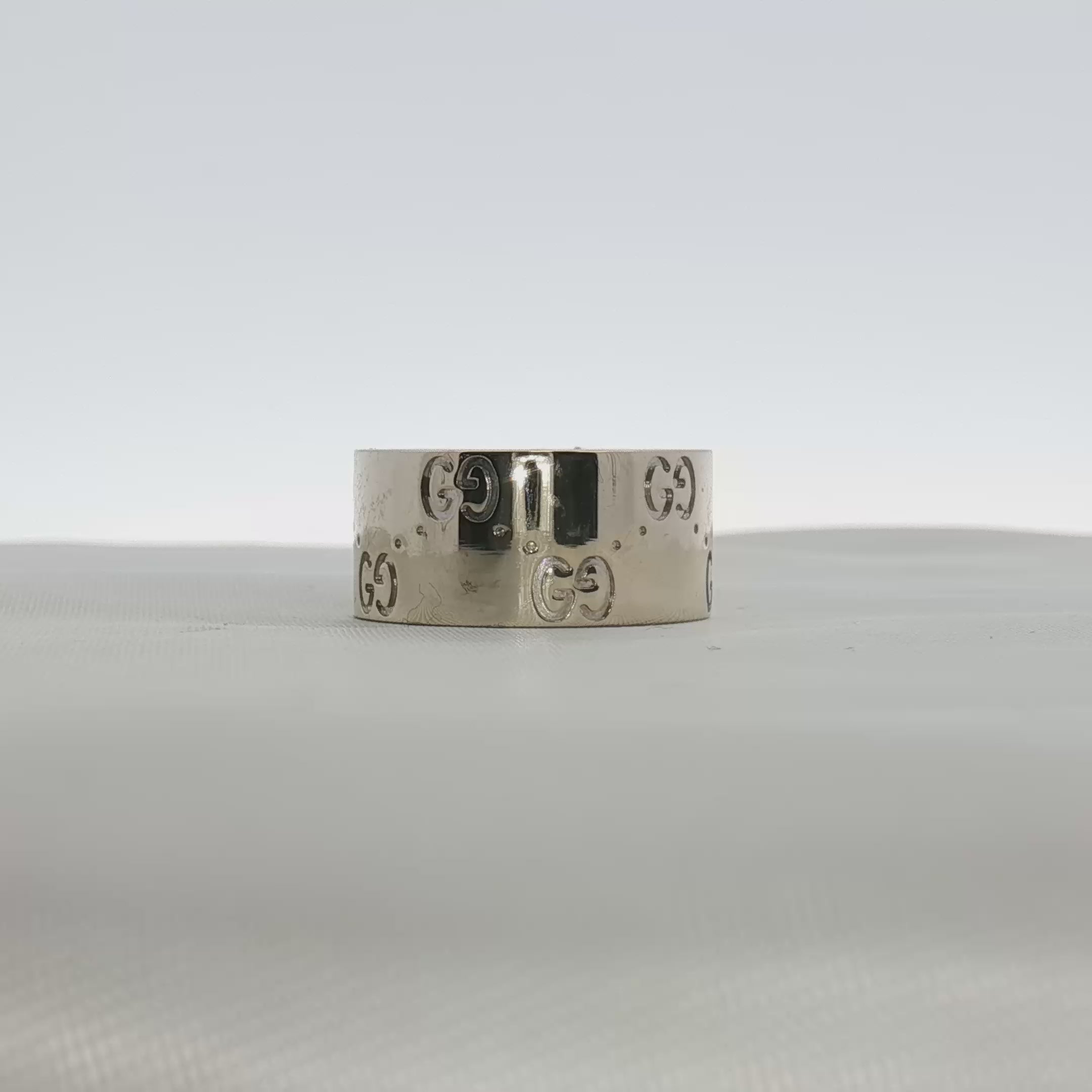 Load video: Gucci Interlocking G Wide Band Ring