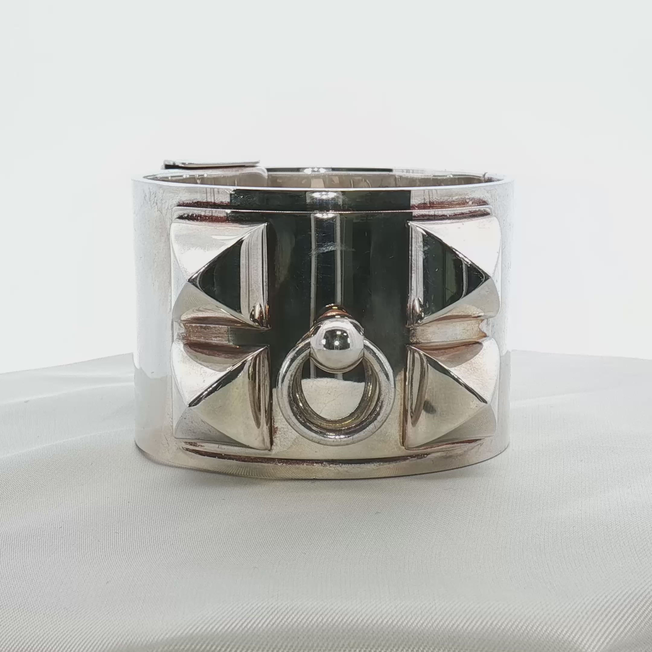 Load video: Hermès Collier de Chien STE Cuff Bracelet