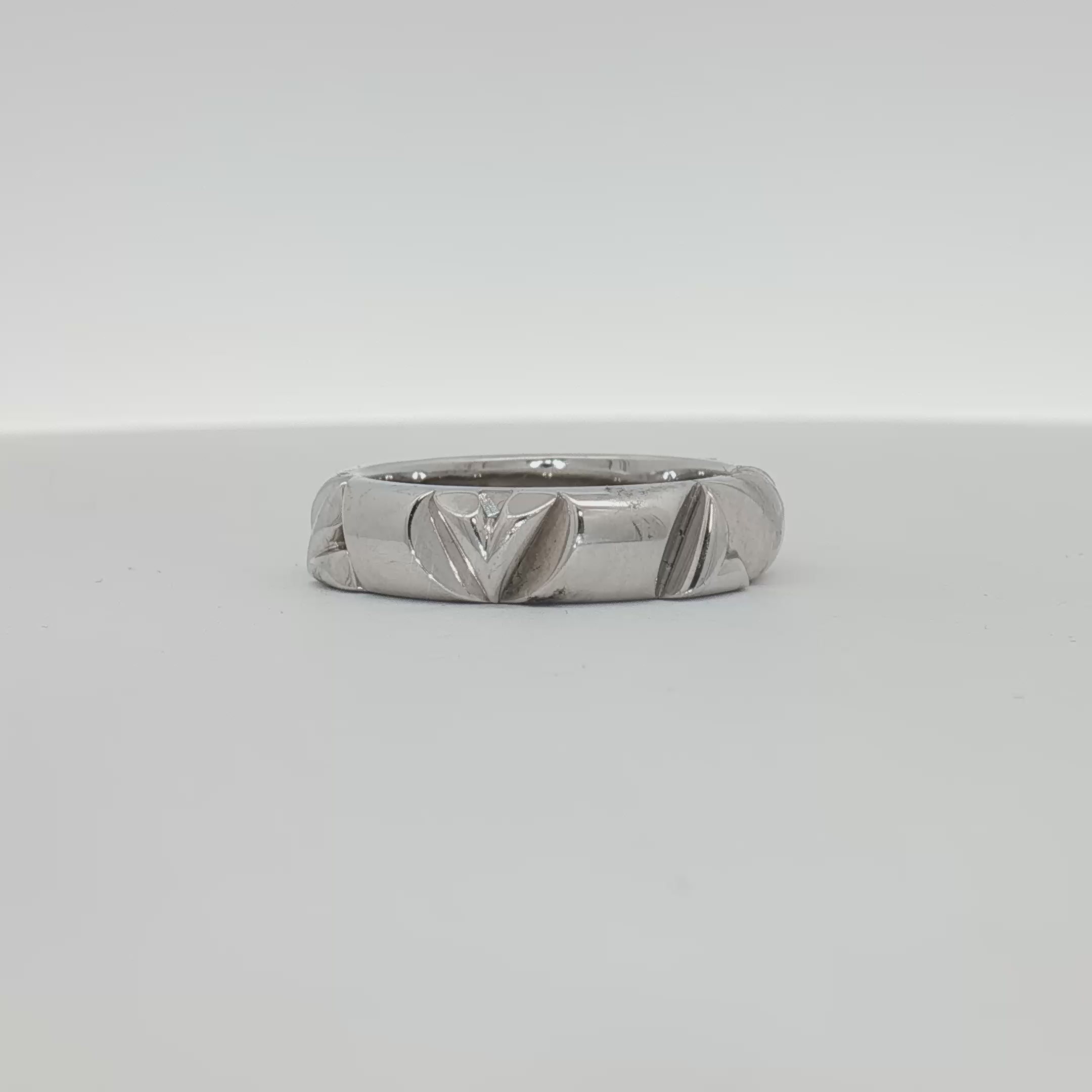 Load video: Louis Vuitton White Gold Volt Ring