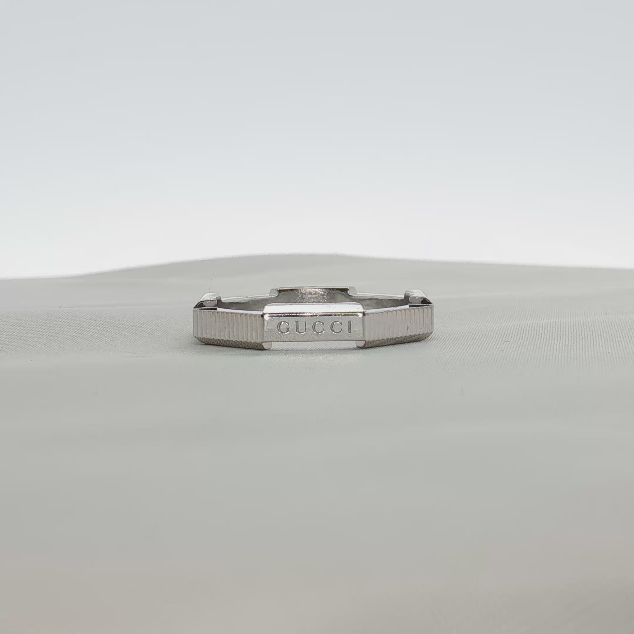 Load video: Gucci Link Band Ring